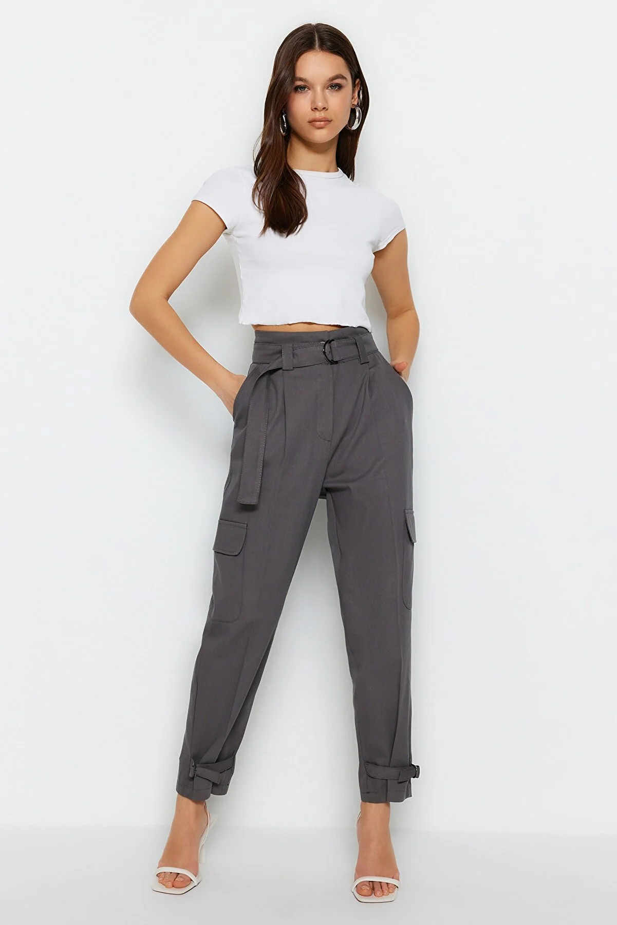 Trendyol Collection  Graue Cargo-Webhose mit Gürtel TWOSS21PL0138