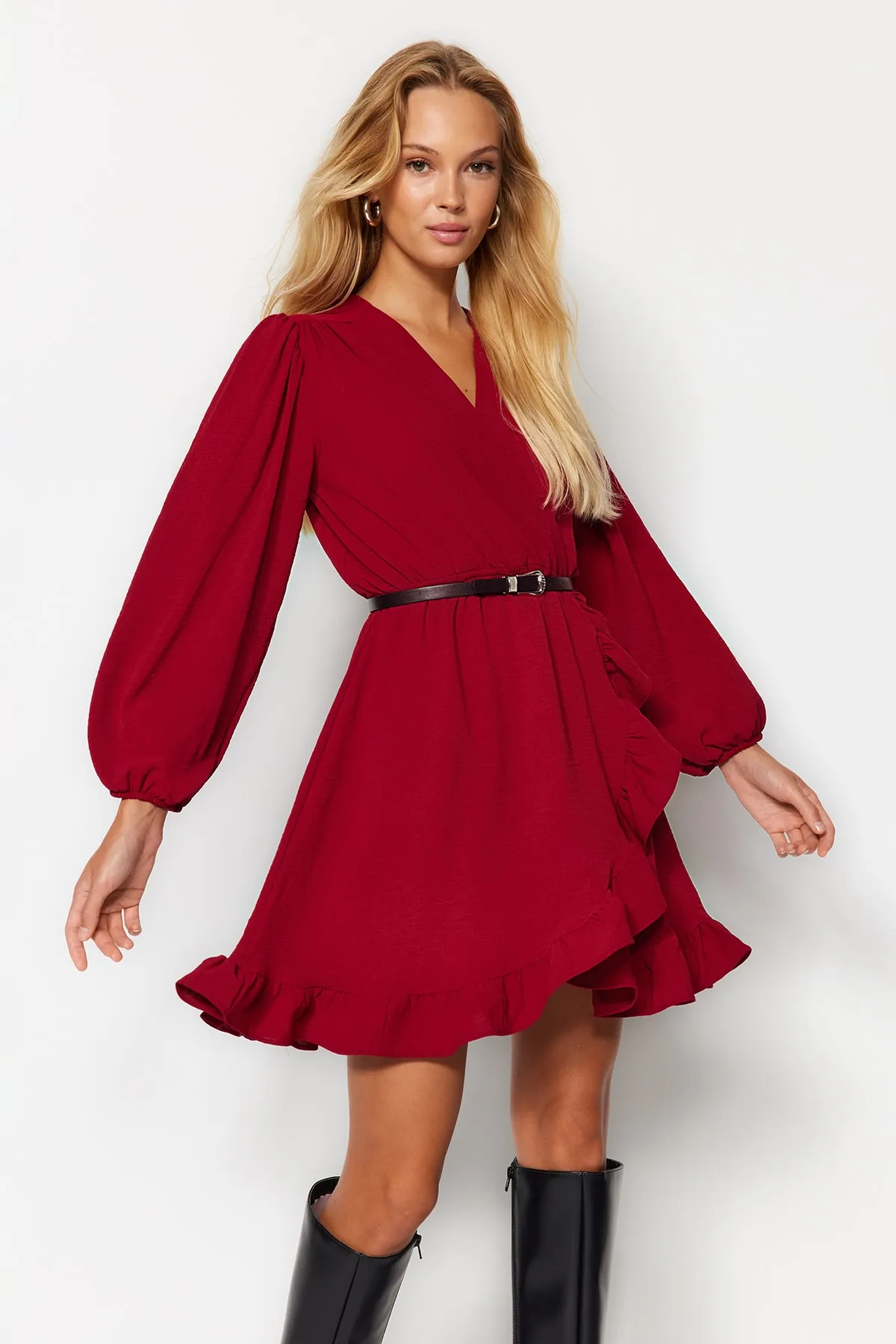 Trendyol Collection  Burgunderrotes Minikleid mit gewebtem Volant und Gürtel TWOAW24EL00249
