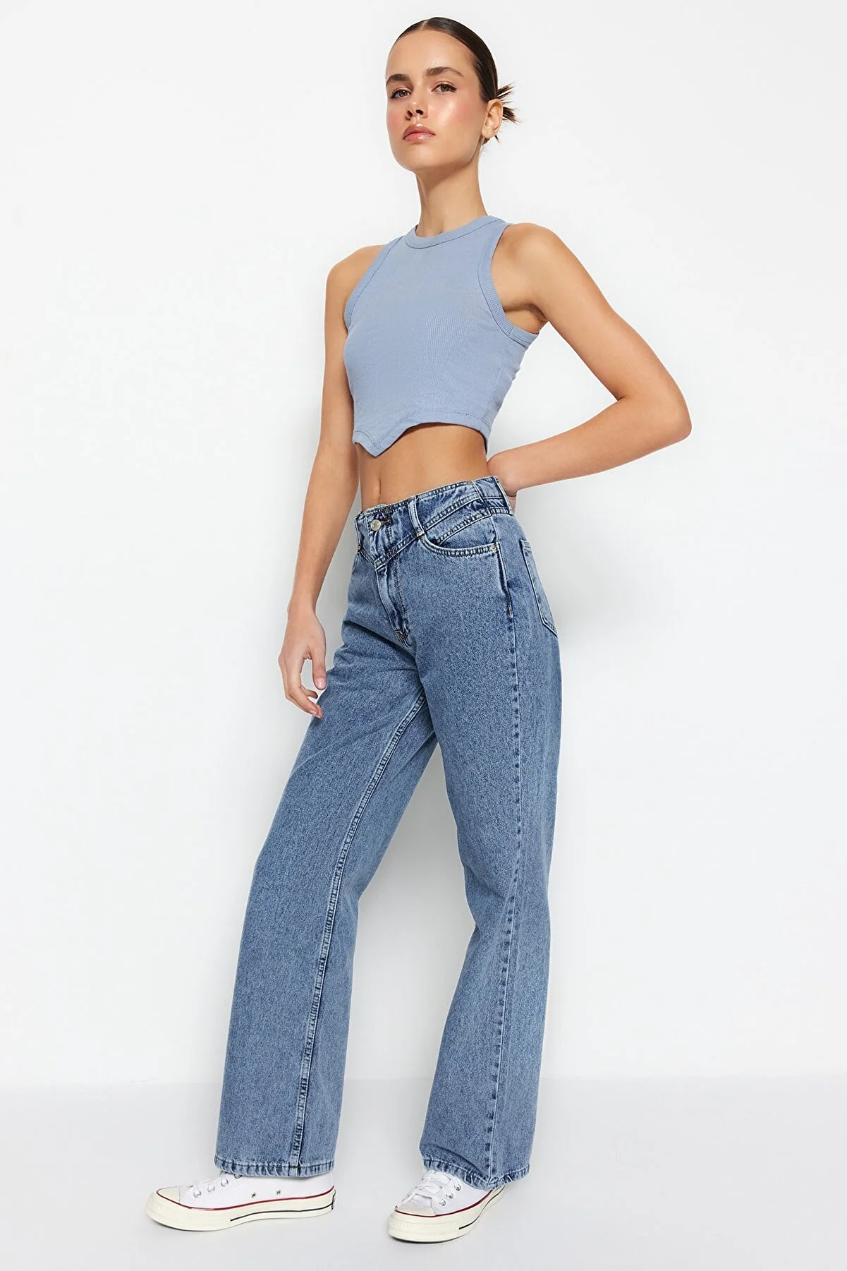 Trendyol Collection  Dunkelblaue Jeans mit hoher Taille und weitem Bein und Detail TWOSS21JE0385