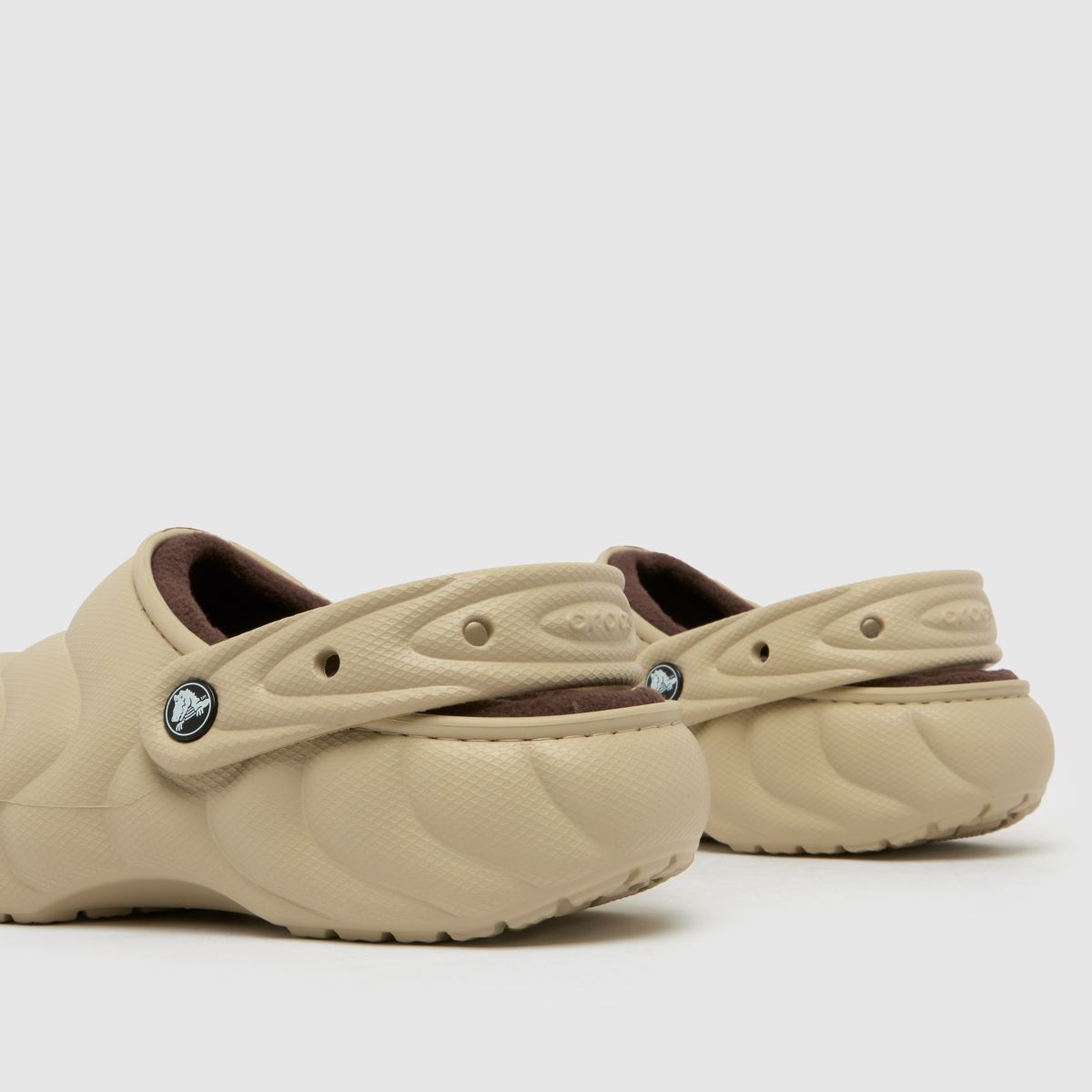 Crocs Classic Lined overpuff klumpa szandál bézs színben