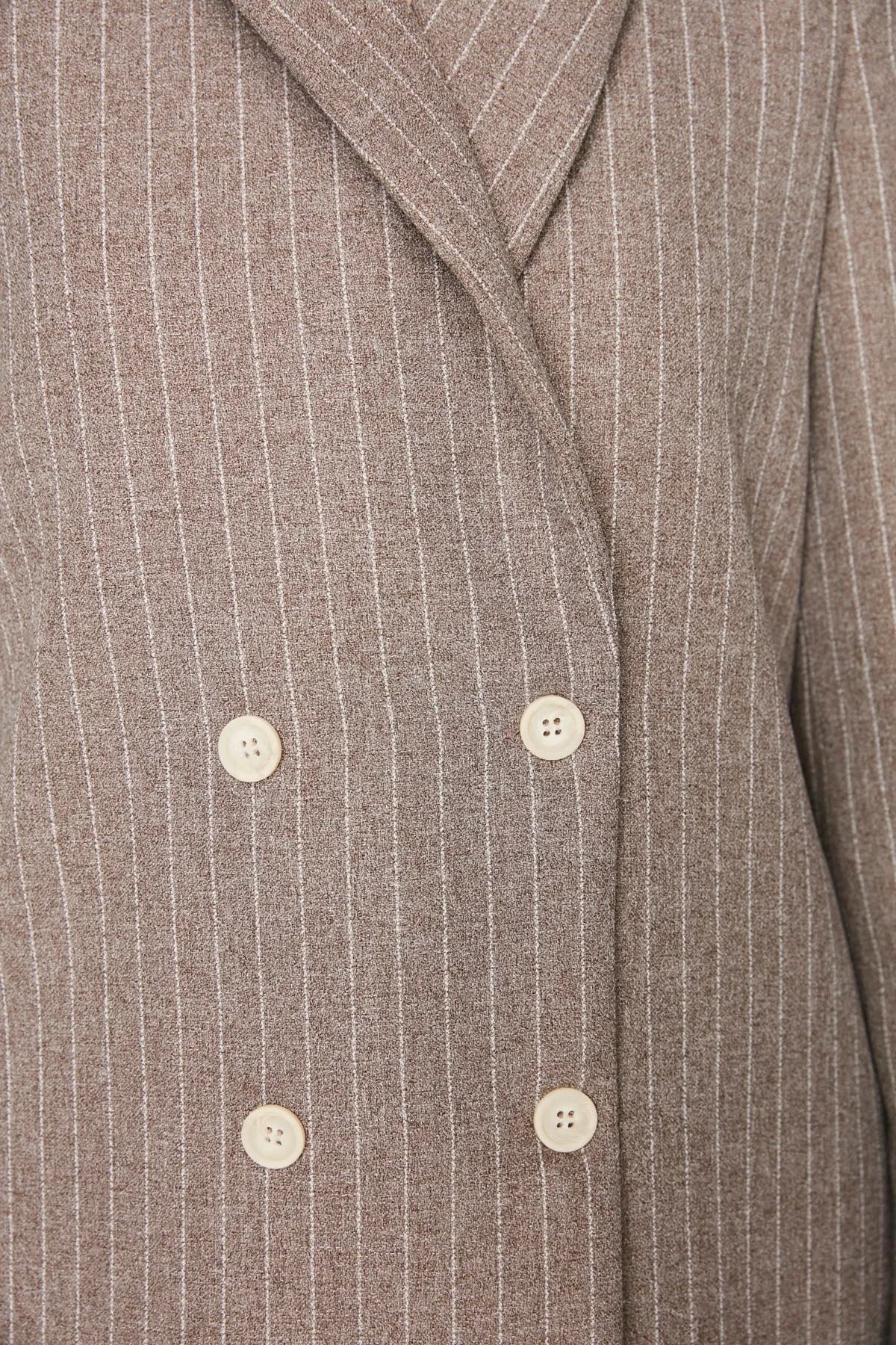 Trendyol Collection  Braune, regelmäßig gefütterte, zweireihige, gewebte Blazerjacke mit Streifenverschluss TWOAW23CE00100