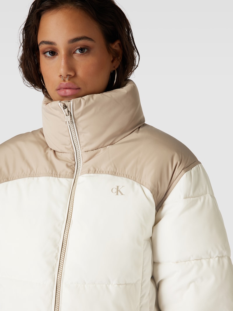 Cropped Steppjacke mit Label-Detail Modell in offwhite