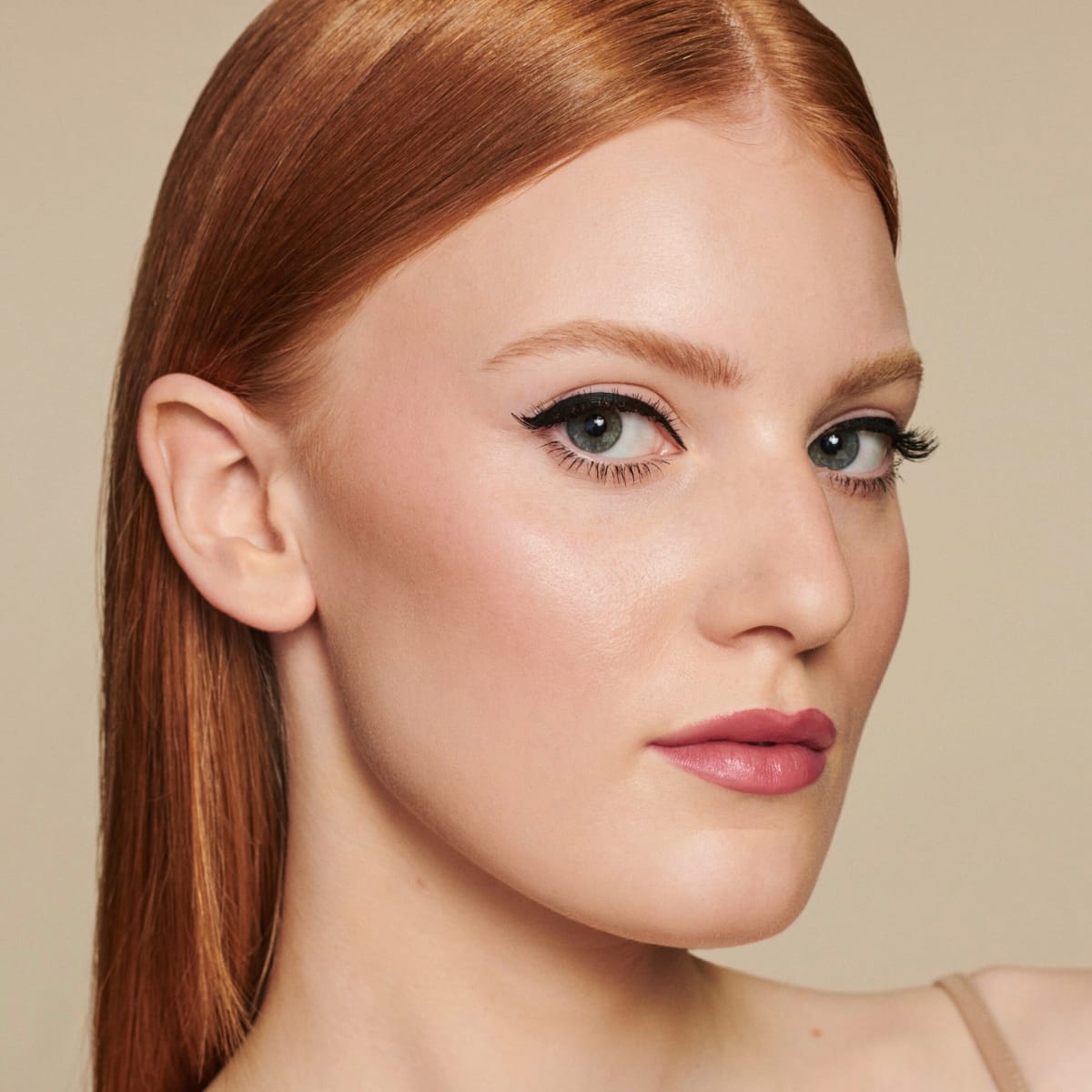 Highlighter More Than Glow 010 Ultimate Platinum Glaze, 5,9 g