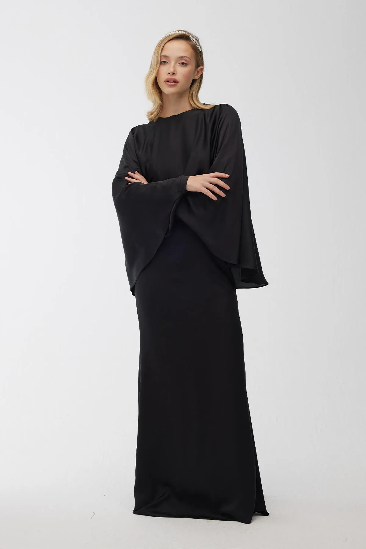 Manuka  Cape-Abendkleid aus Seidensatin in Schwarz