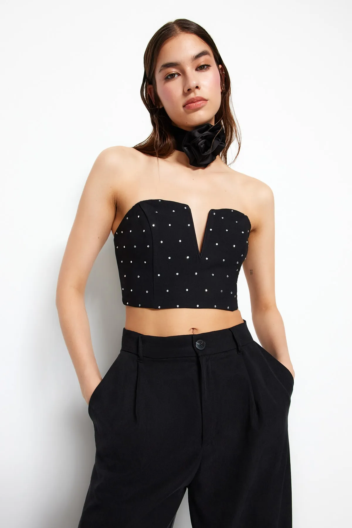 Trendyol Collection  Schwarzes Crop-Bustier mit glänzendem Stein TPRSS23BS00130/Schwarz