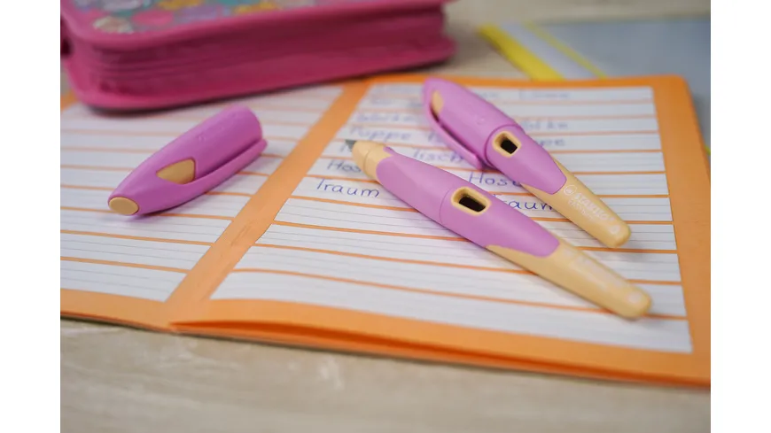 STABILO® EASYbirdy Füller für Rechtshänder in soft pink/apricot inklusive Patrone - Schreibfarbe blau (löschbar)