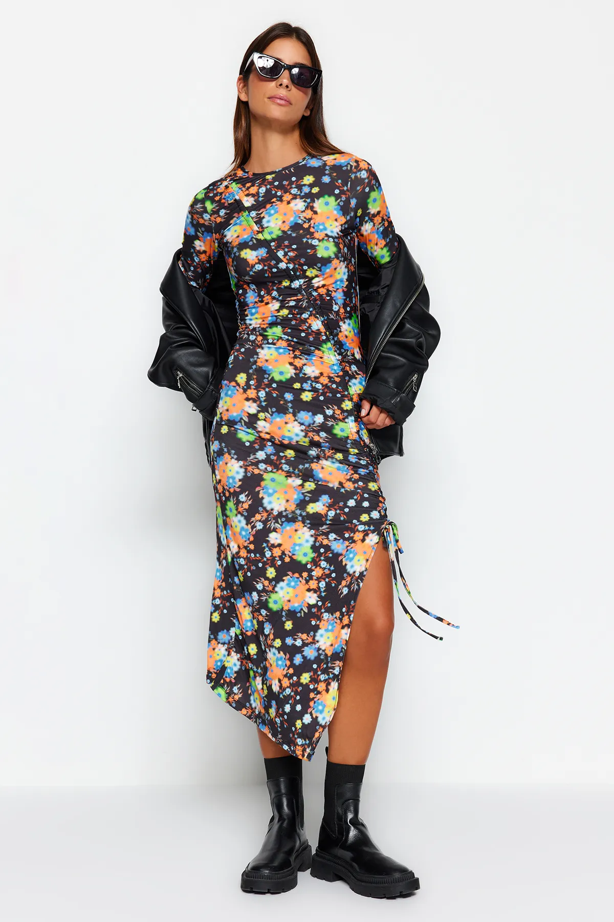 Trendyol Collection  Mehrfarbig bedrucktes, tailliertes, gerafftes, dehnbares Maxi-Strickkleid in limitierter Auflage TWOAW24EL00719