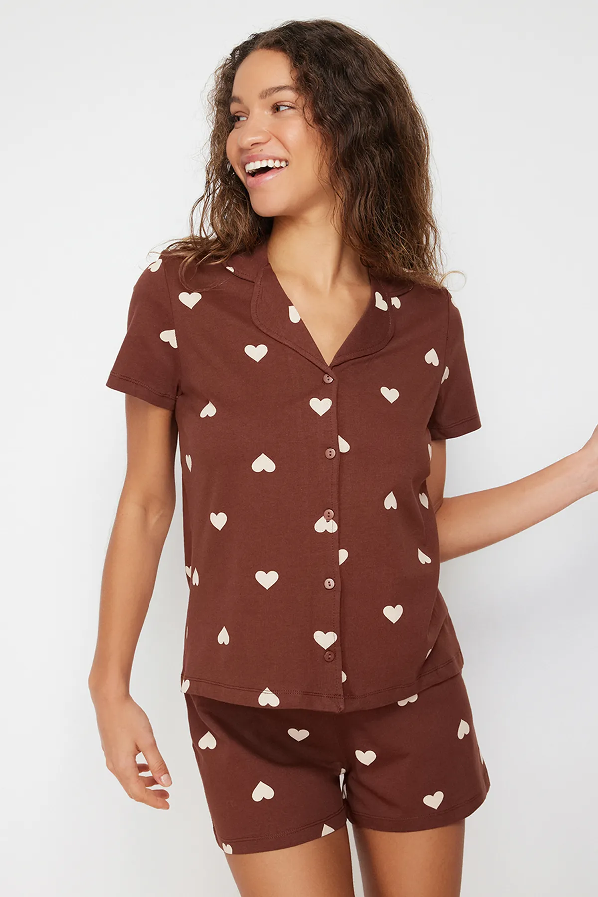 Trendyol Collection  Braunes, gestricktes Pyjama-Set mit Hemd und Shorts aus 100 % Baumwolle mit Herzmuster THMSS21PT0756