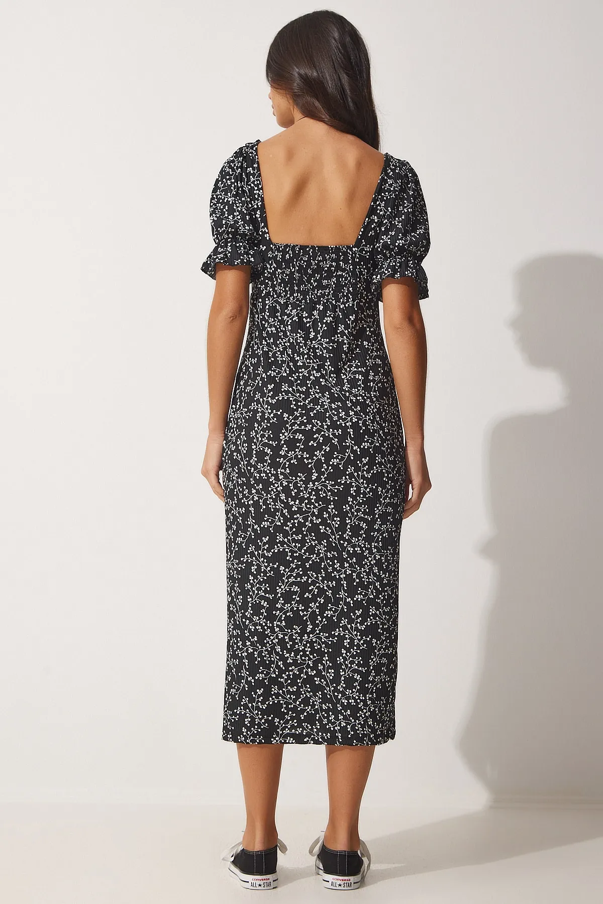 Happiness İstanbul  Schwarzes gerafftes Sommer-Strickkleid mit Blumenmuster für Damen MC00188