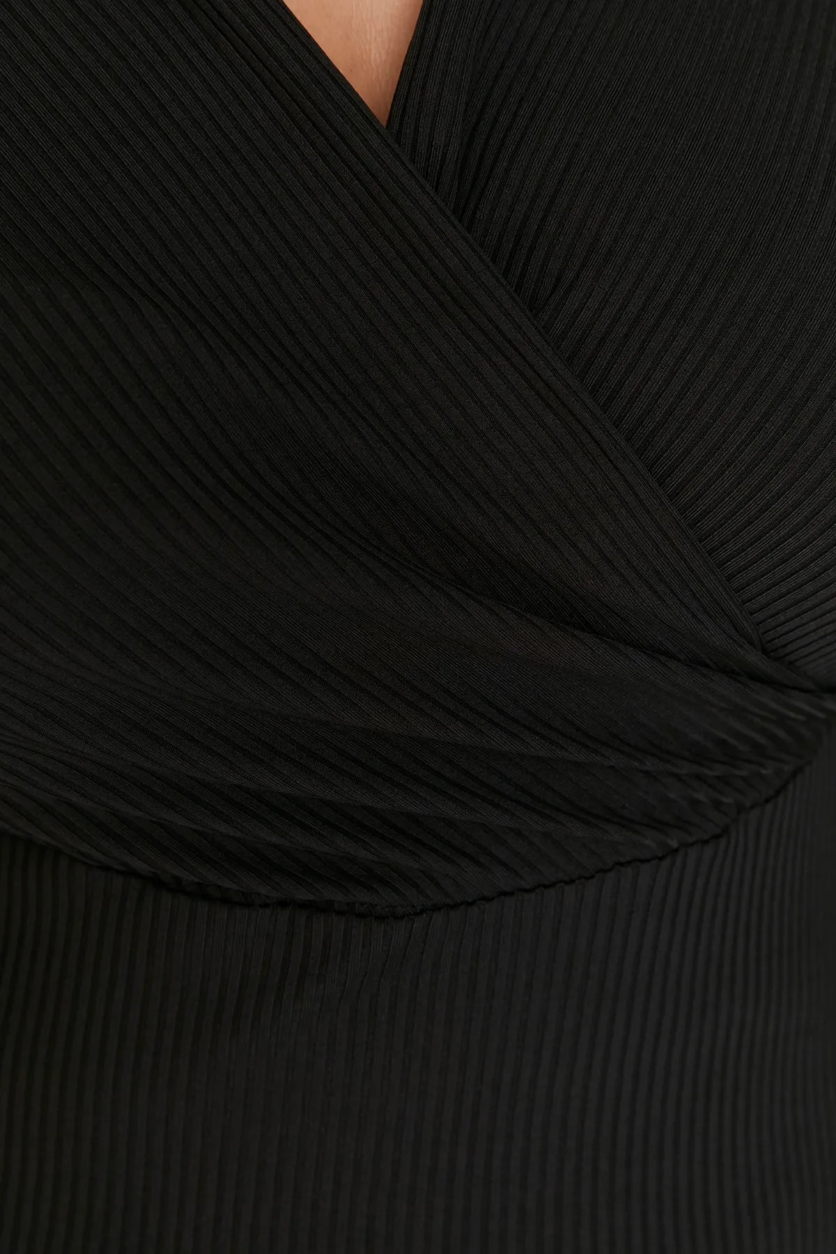 Trendyol Curve  Schwarzes, zweireihiges Strickkleid mit Taillenöffnung/Skatermuster TBBAW23AH00020