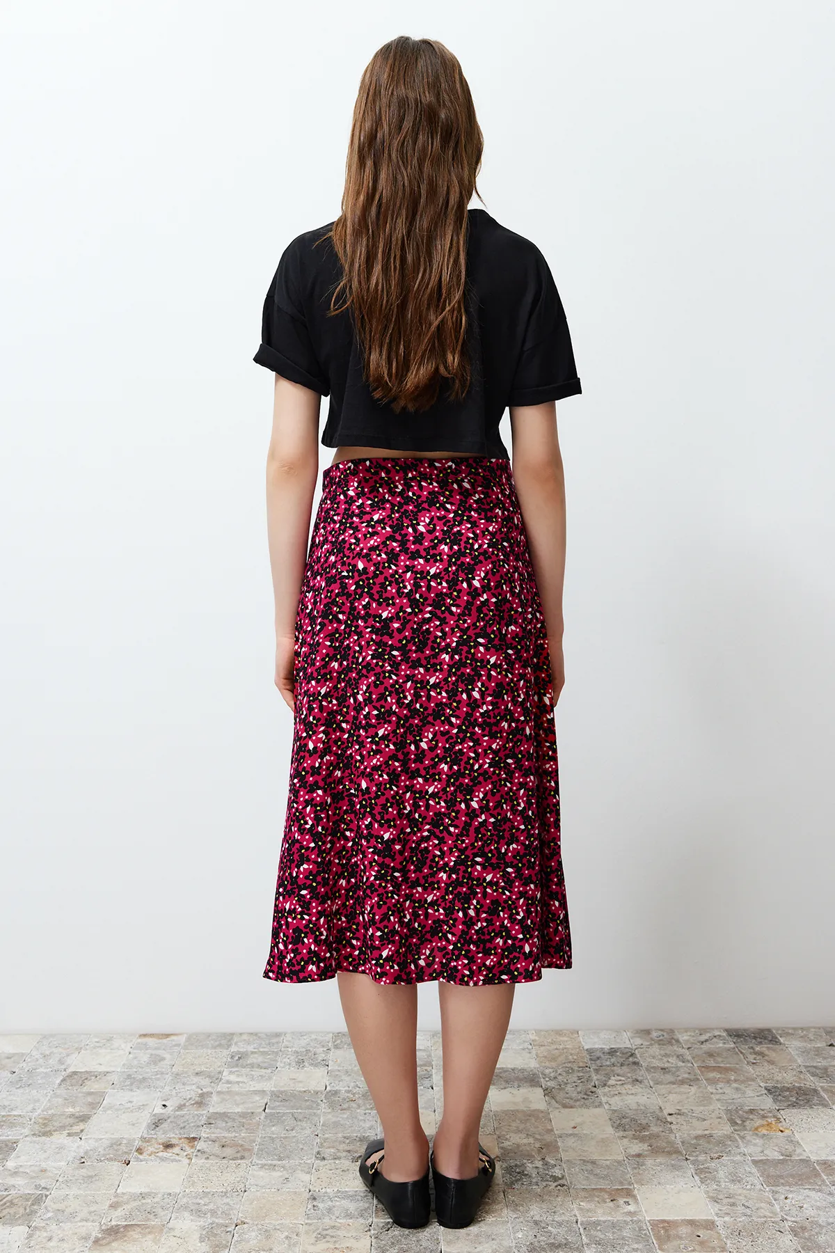 Trendyol Collection  Rosa gewebter Midirock aus Viskosestoff mit Blumenmuster und Schlitzdetail TWOSS20ET0230