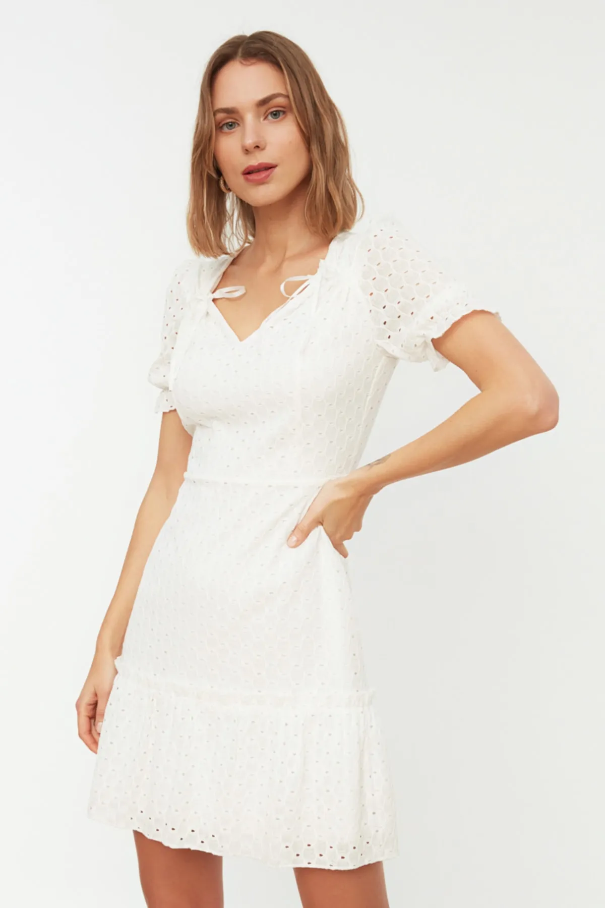 Trendyol Collection  Weißes, gewebtes Minikleid mit A-Linien-Ausschnitt und gefüttertem Ausschnitt TWOSS21EL2089