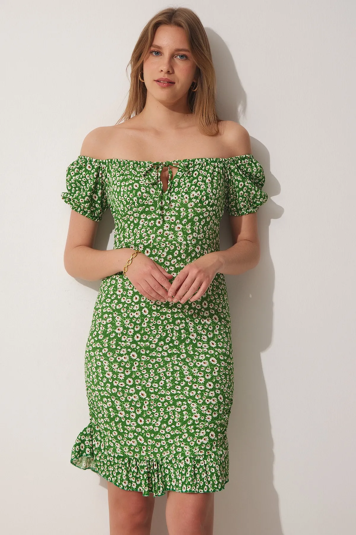 Happiness İstanbul  Grünes gerafftes Strickkleid mit Carmenkragen für Damen FF00130