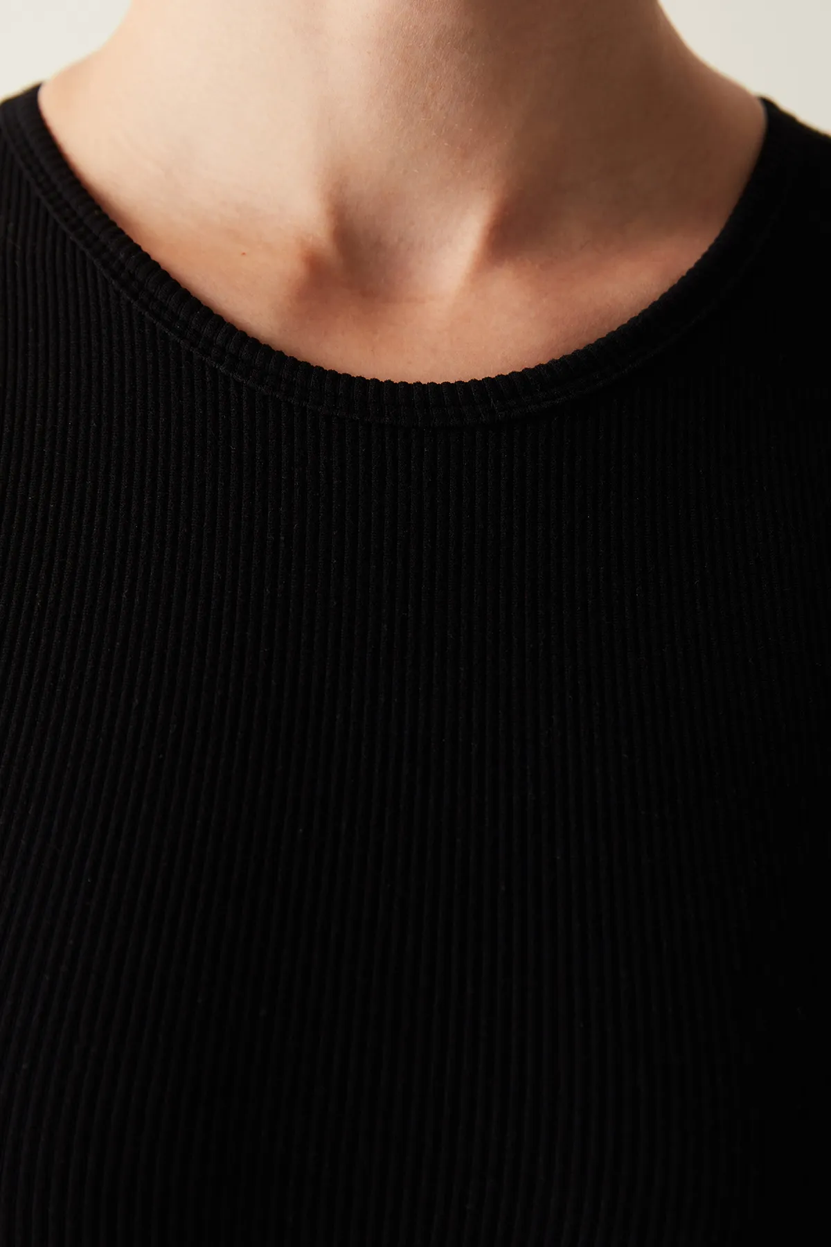 Penti  Schwarzes, nahtloses Crop-Top mit Neckholder