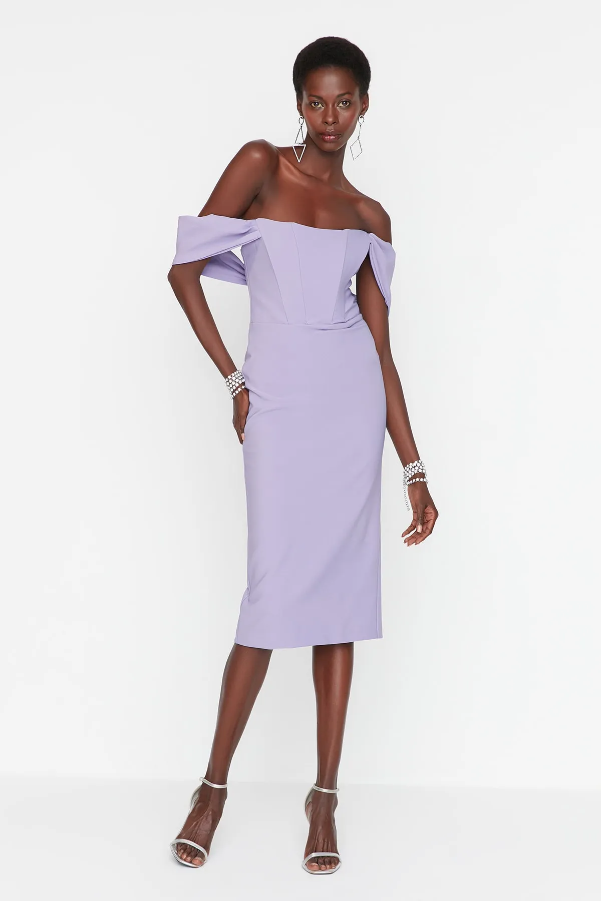Trendyol Collection  Fliederfarbenes, figurbetontes, gefüttertes Abendkleid aus Webstoff TPRSS22EL00097