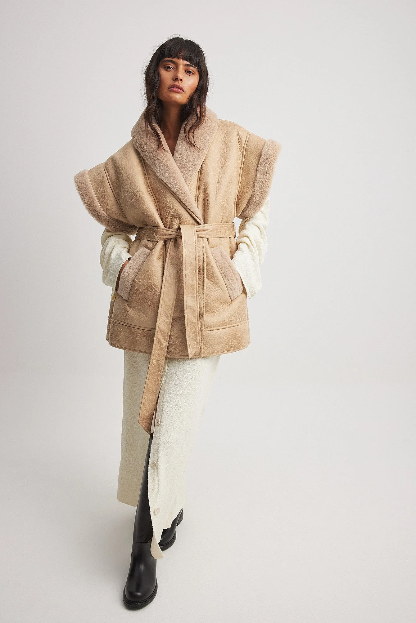 Shearling-Weste mit Gürtel