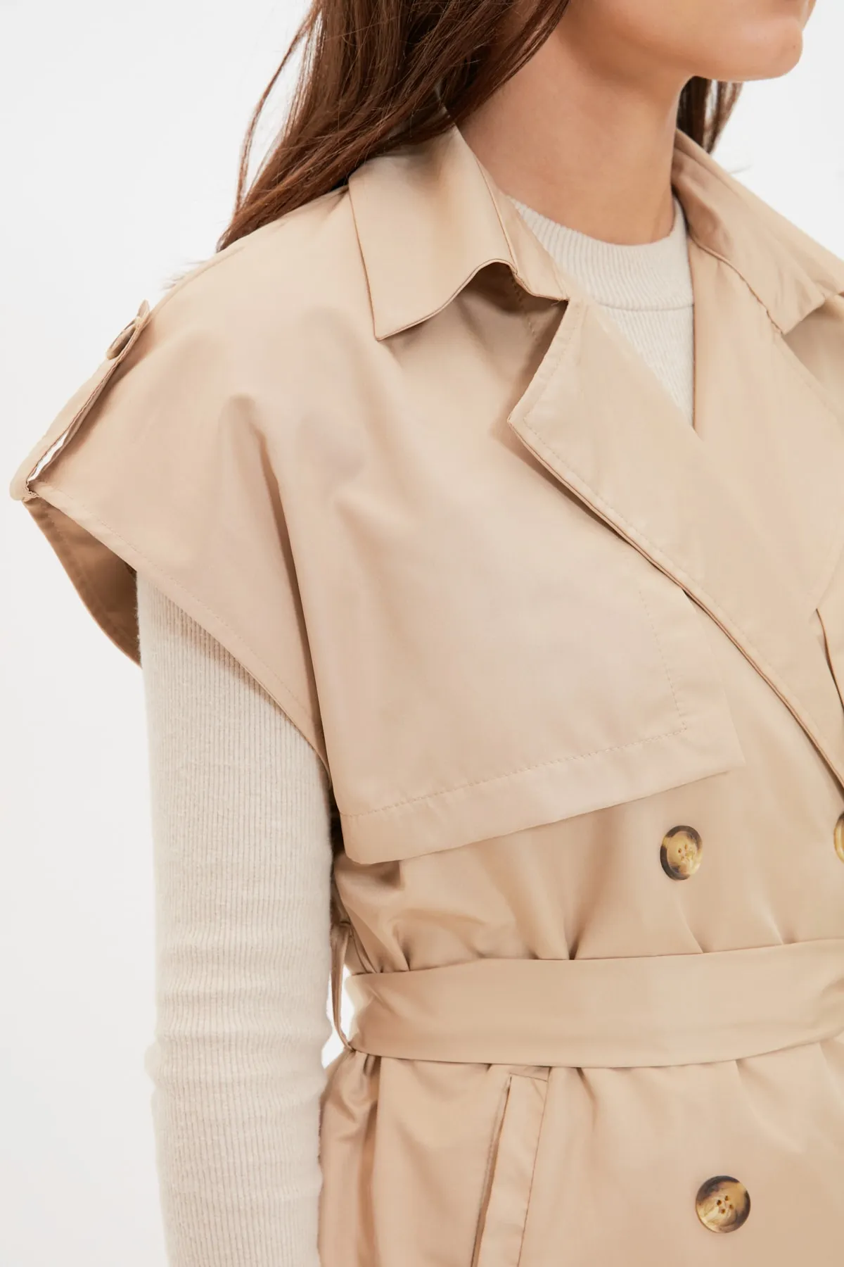 Trendyol Collection  Kamelfarbener Trenchcoat mit Gürtel und zwei Taschen TCTAW22YL0003