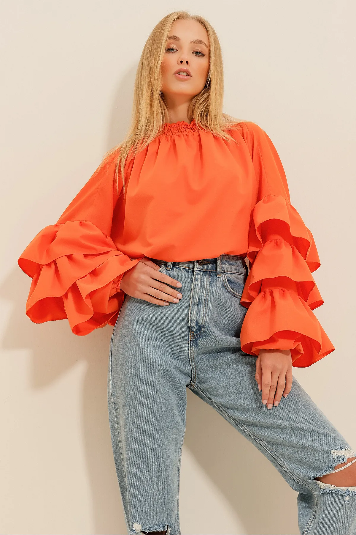 Trend Alaçatı Stili  Orangefarbene Damenbluse mit Rollkragen und Volant aus Webstoff ALC-X9762