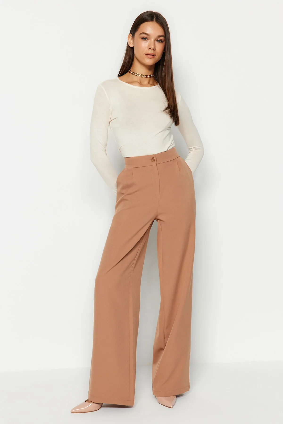 Trendyol Collection  Nerzfarbene Hose mit weitem Bein/Webhose mit weitem Bein TWOAW22PL0139