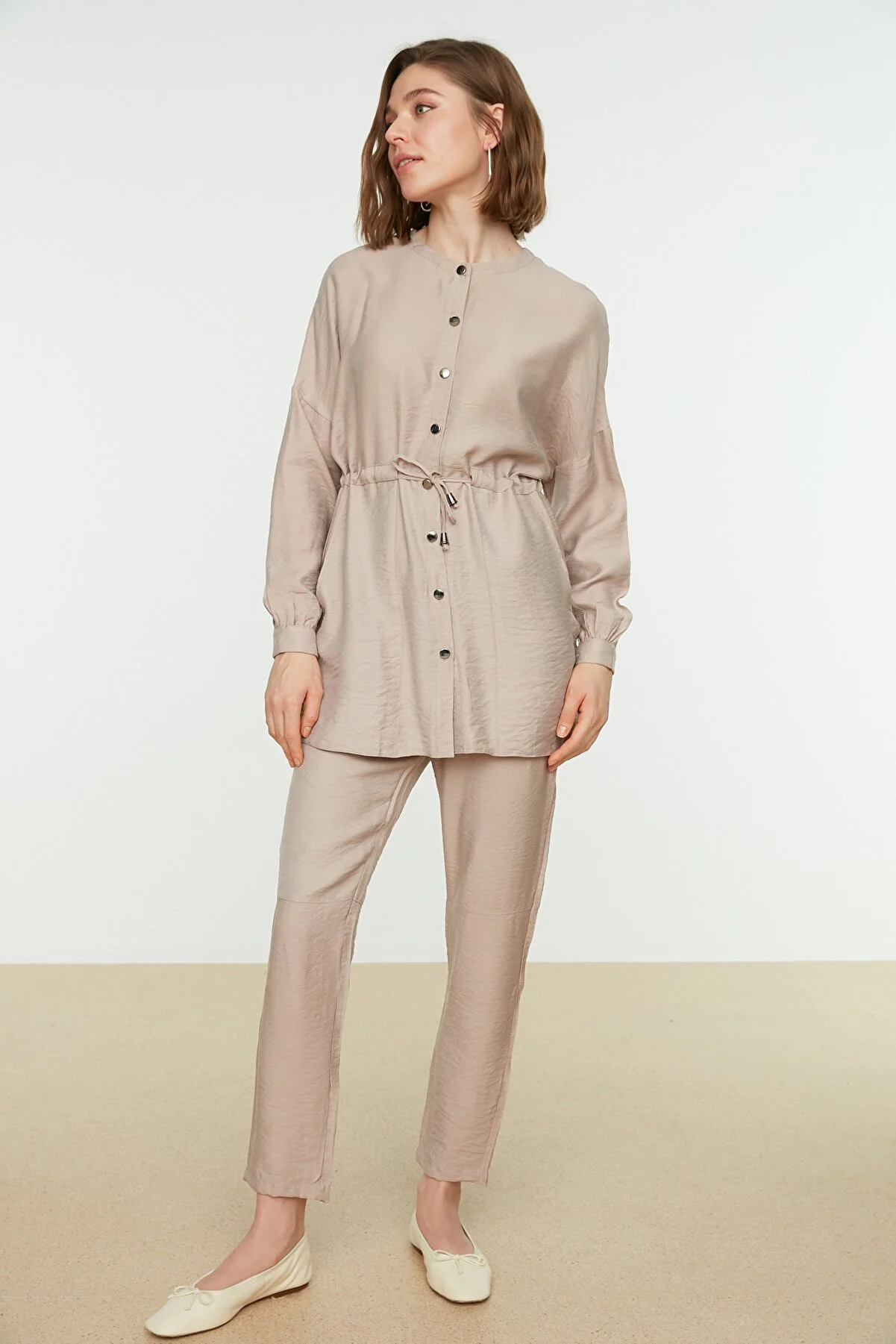 Trendyol Modest  Beiger gewebter Hemd-Hosen-Anzug mit Taillenschnürung TCTSS21AU0237