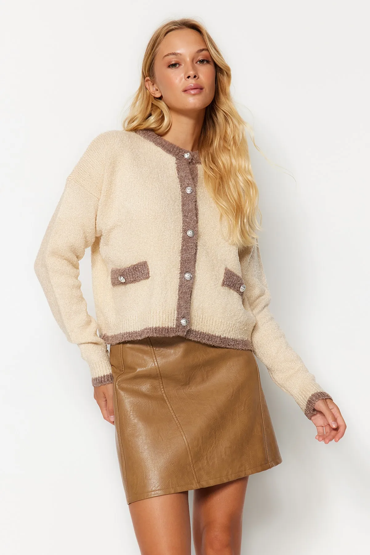 Trendyol Collection  Strickjacke aus Bouclégarn in Stein TWOAW24HI00317