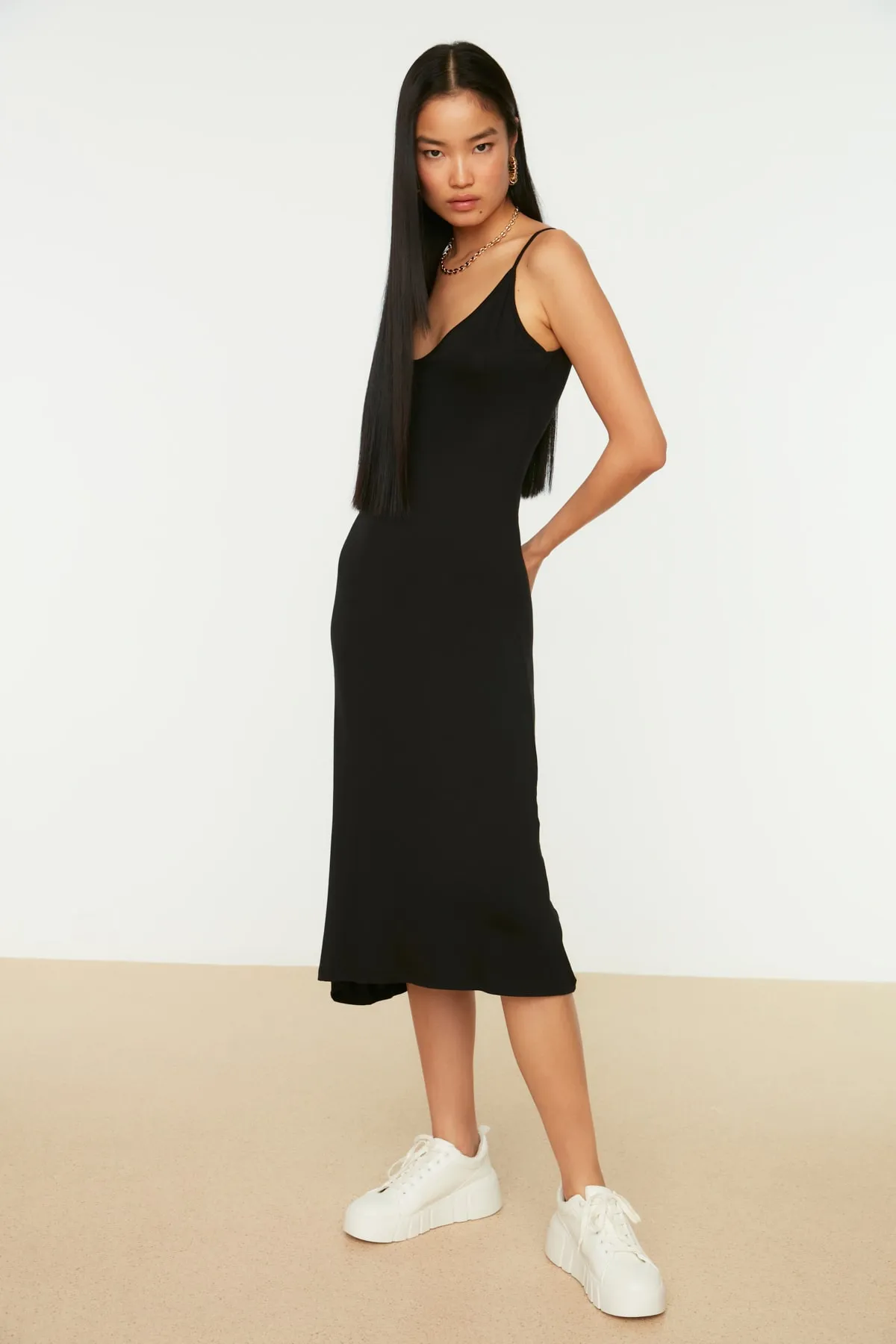 Trendyol Collection  Schwarzes Etuikleid/einfarbiges Midi-Strickkleid aus Viskose mit V-Ausschnitt und Trägern TWOSS19VG0313