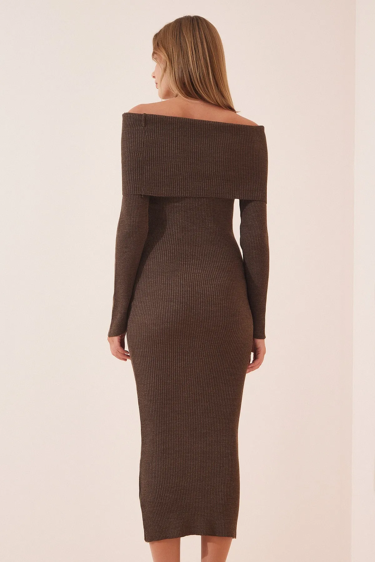 Happiness İstanbul  Dunkelbraunes geripptes langes Strickkleid mit Carmenkragen für Damen BP00139