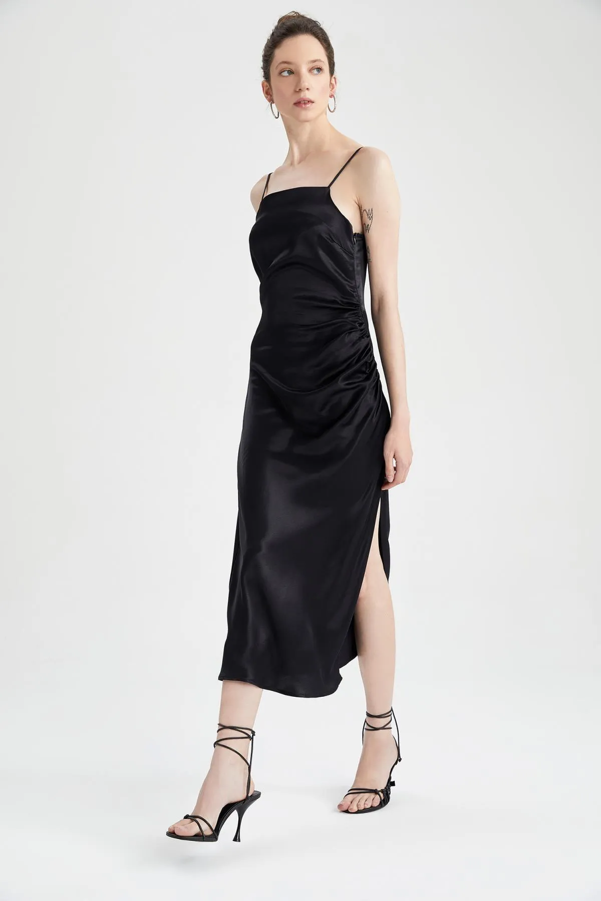 DeFacto  Schwarzes, figurbetontes Midikleid aus Satin – mit Trägern, Z6815az22wn