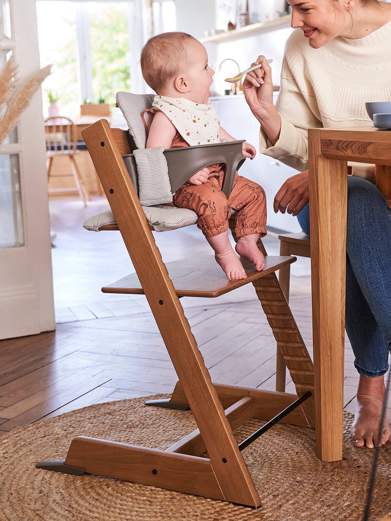 Chaise haute Tripp Trapp® STOKKE en chêne teinté chêne foncé