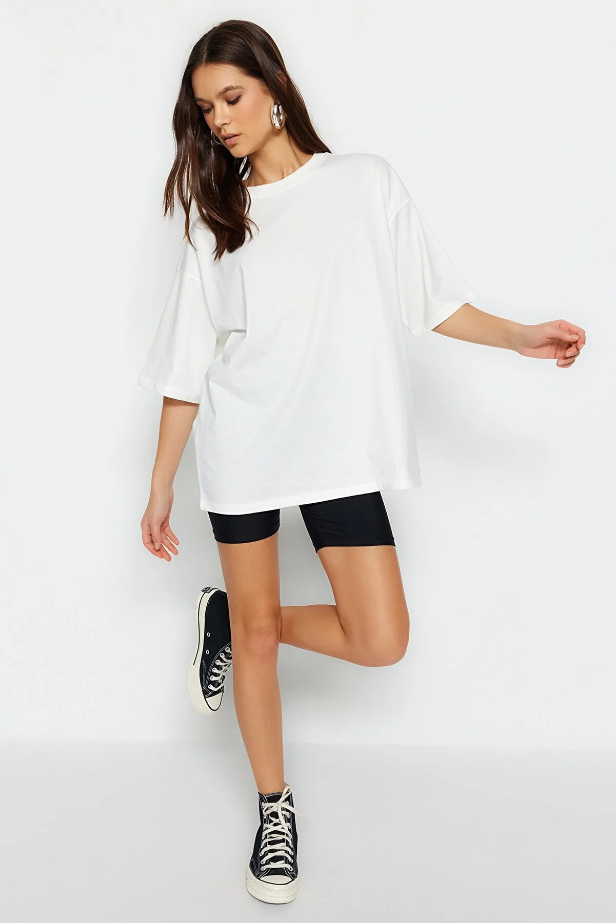 Trendyol Collection  Ecrufarbenes Premium-Strick-T-Shirt mit Rundhalsausschnitt in Übergröße/weiter Passform aus 100 % Baumwolle TWOSS23TS00040