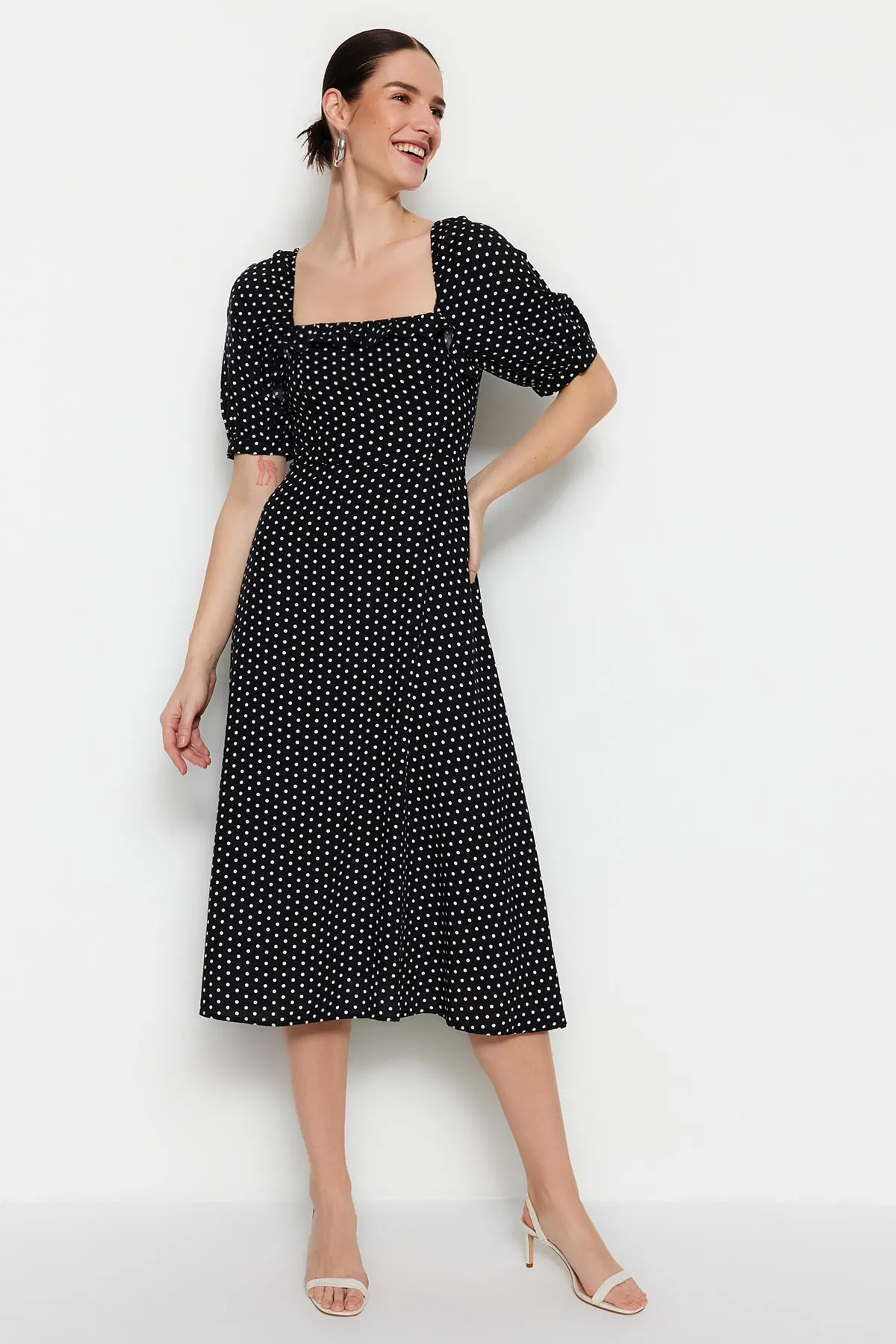 Trendyol Collection  Schwarzes A-Linien-Midikleid mit gewebten Rüschen und Punkten TWOSS21EL0511