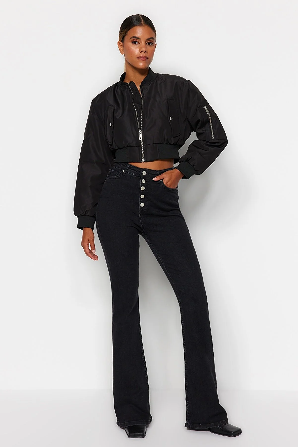 Trendyol Collection  Schwarze Schlagjeans mit hoher Taille und Knopfleiste vorn TWOSS20JE0111