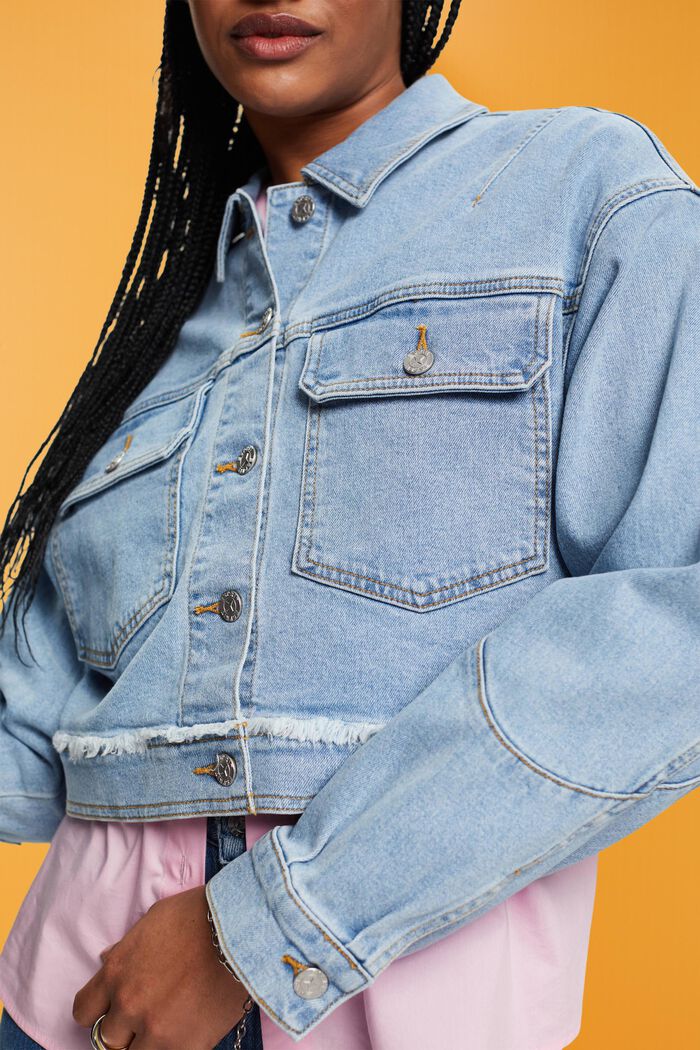 Verkürzte Jeansjacke mit fransigem Besatz