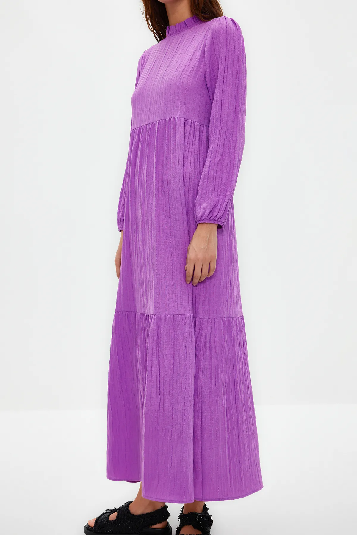 Trendyol Modest  Lilafarbenes, gewebtes Kleid in Crinkle-Optik mit hohem Kragen und weiter Passform TCTSS22EB00171
