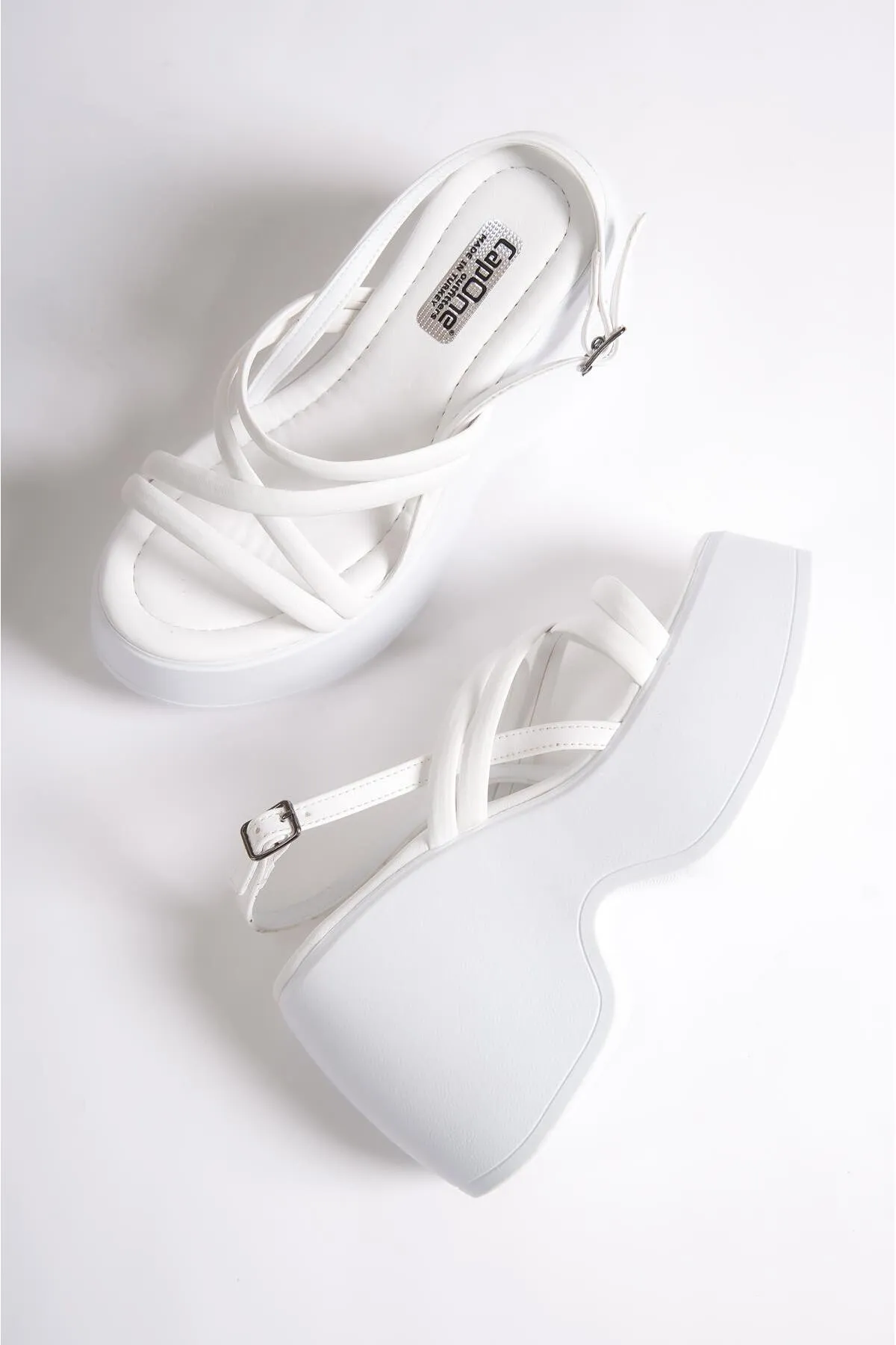 Capone Outfitters  Capone Damen-Sandalen mit hohem Keilabsatz und Knöchelriemen in Weiß