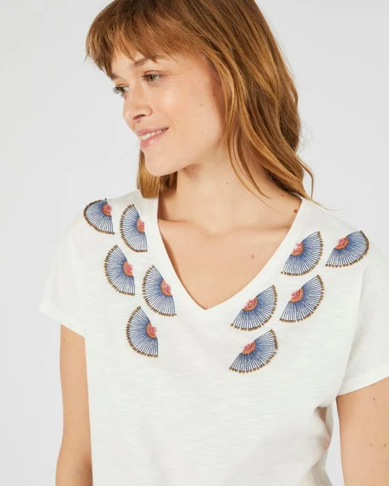 Tee-shirt avec perles fantaisie et broderies.