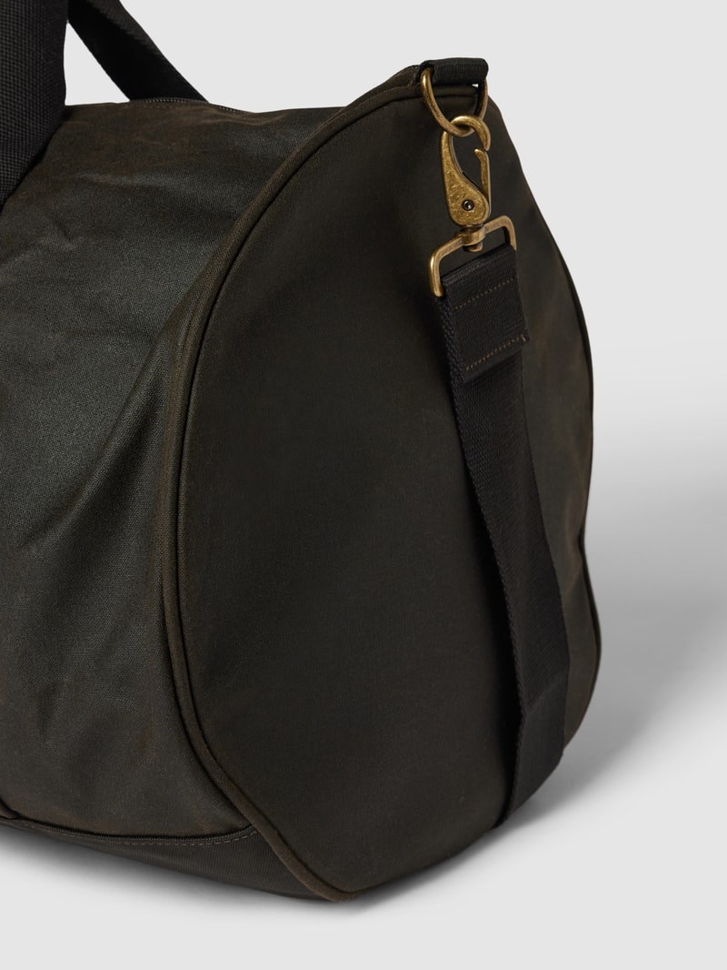 Weekender mit Label-Detail in olivgrün