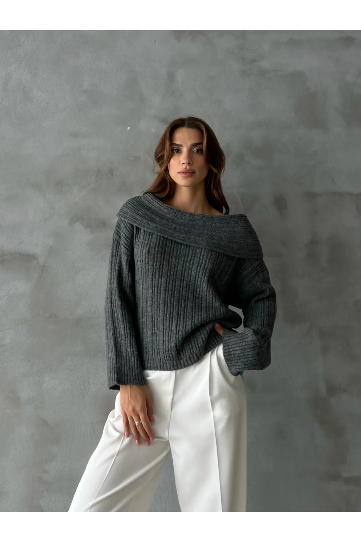 Laluvia  Anthrazitfarbener, gerippter Pullover mit Rüschenkragen