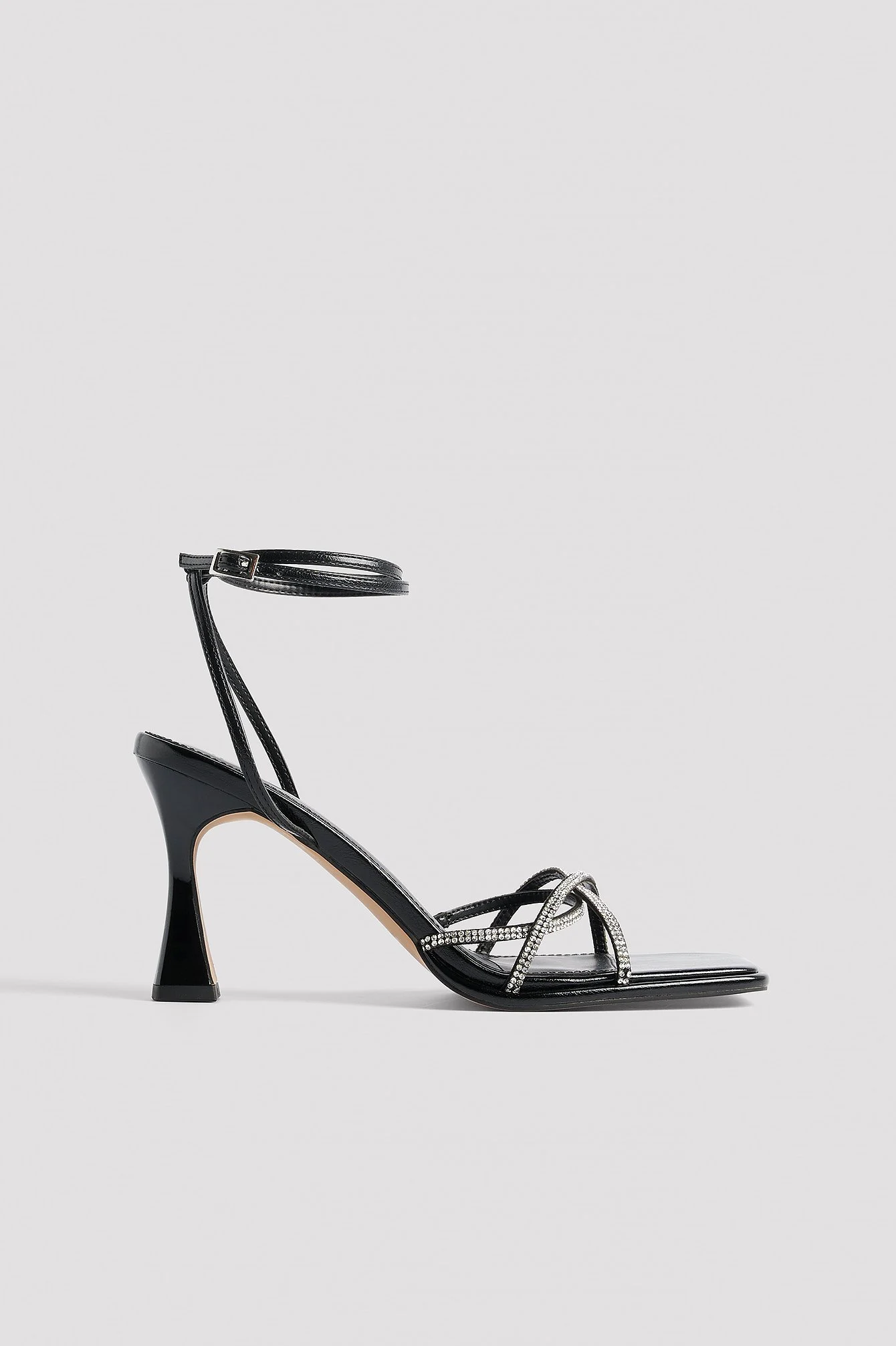 Strassbesetzte Stöckelschuhe mit quadratischer Spitze