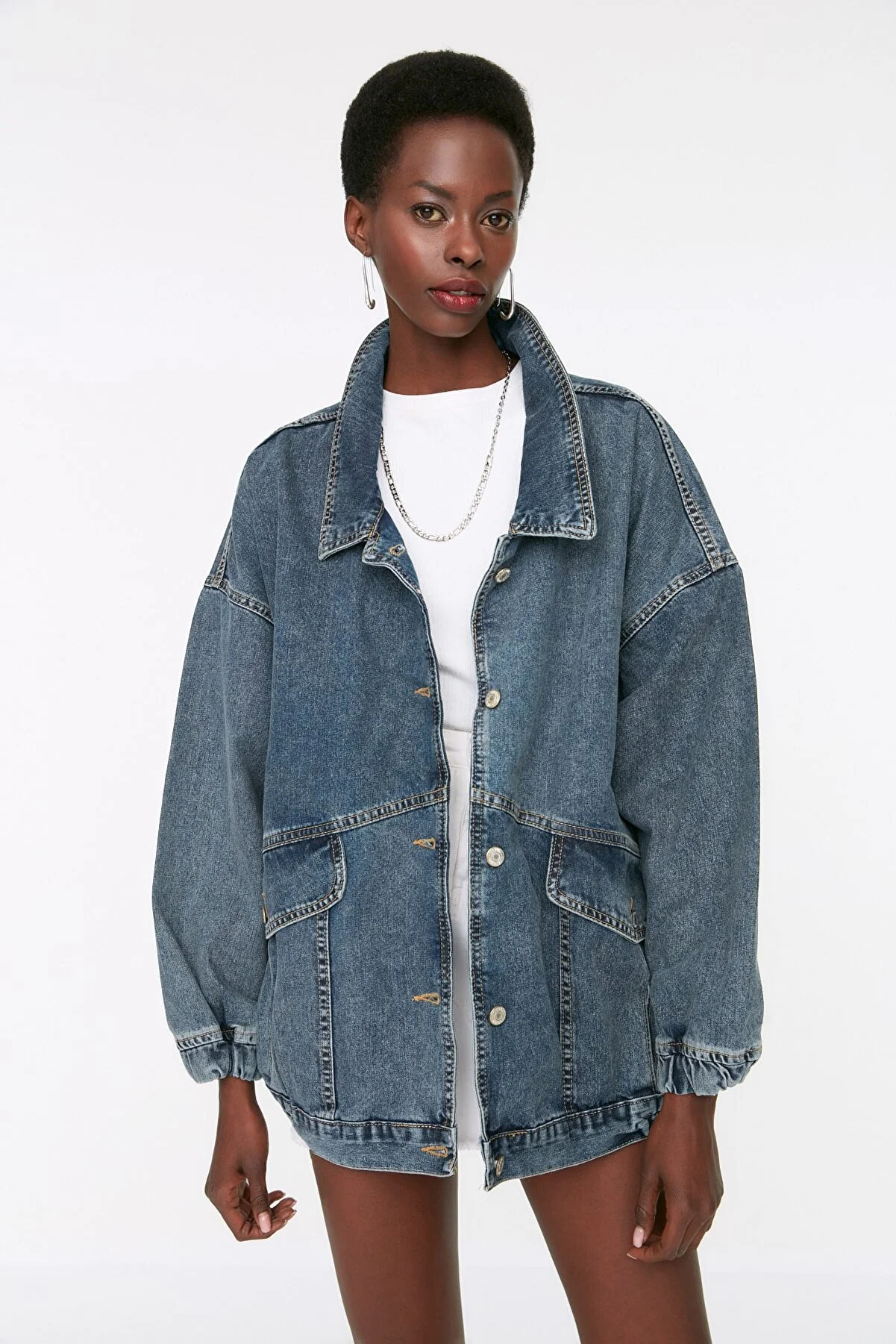 Trendyol Collection  Dunkelblaue Oversize-Jeansjacke mit Taschendetail TWOSS21CE0289