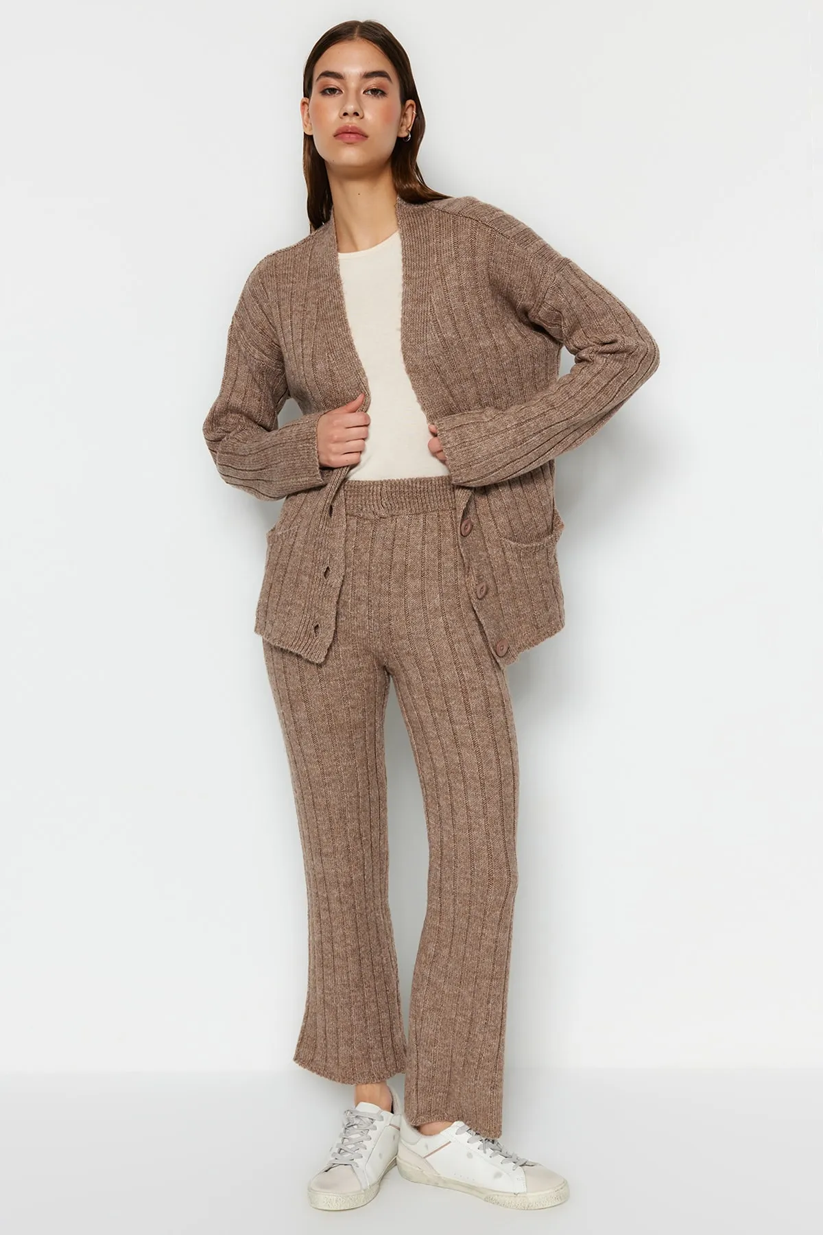 Trendyol Collection  Nerzfarbenes, weit geschnittenes Set aus Oberteil und Unterteil aus weicher Strickware TWOAW22AU0128