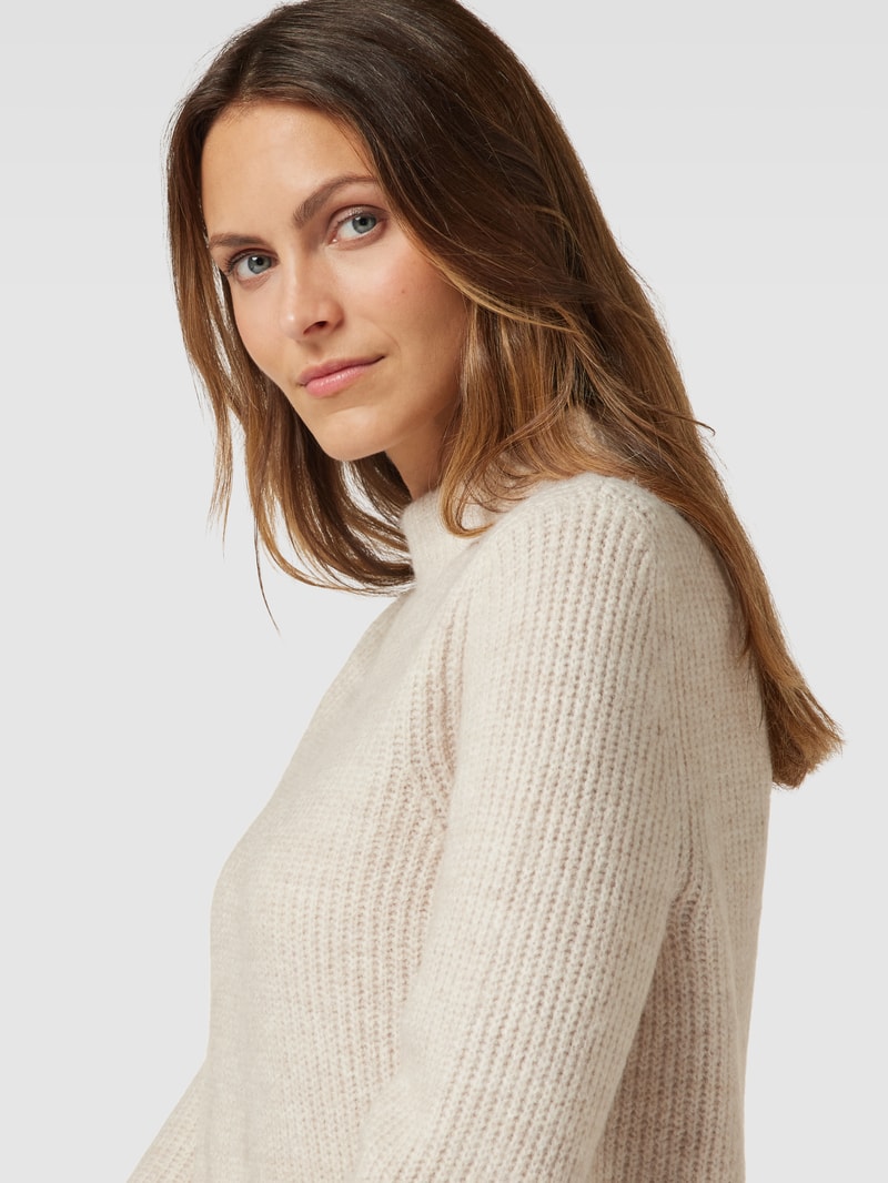 Knielanges Strickkleid mit Stehkragen in beige