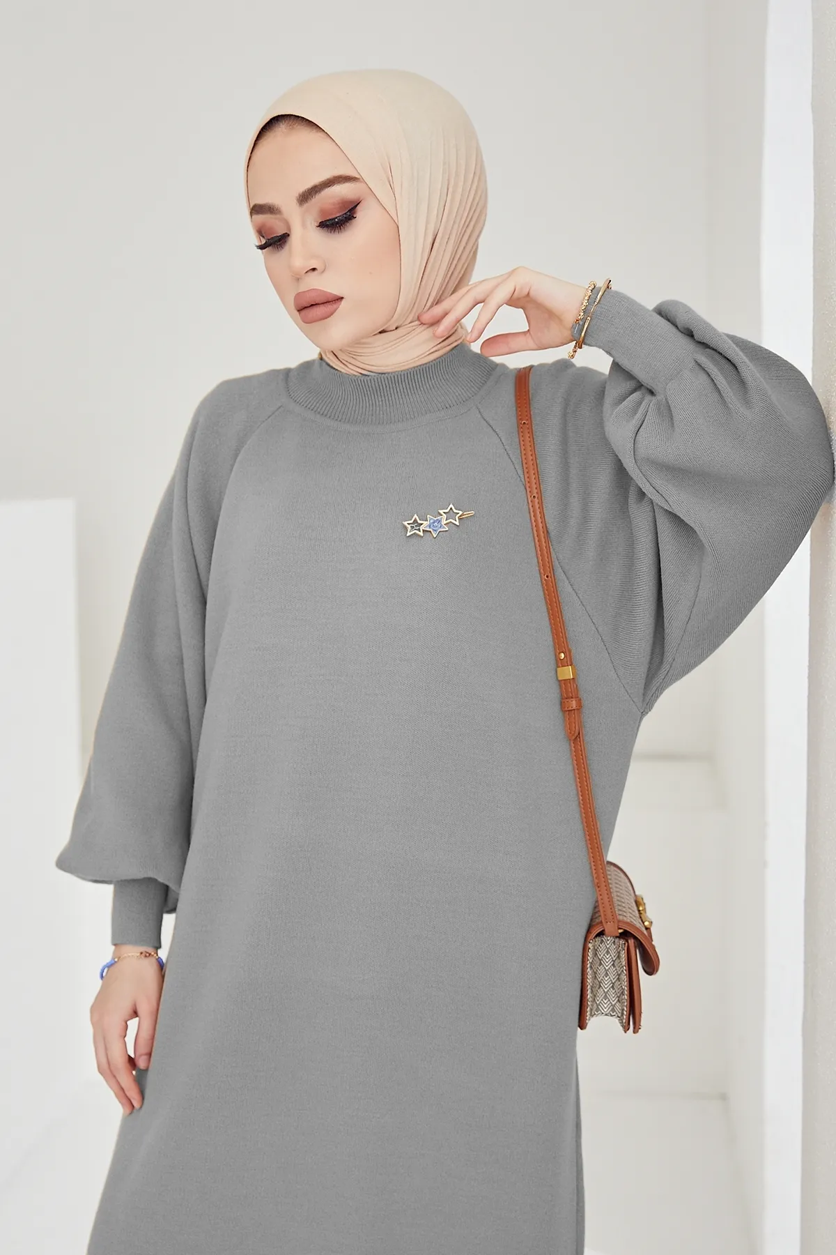 InStyle  Mina Hijab-Kleid aus Strick mit Ballonärmeln – Grau