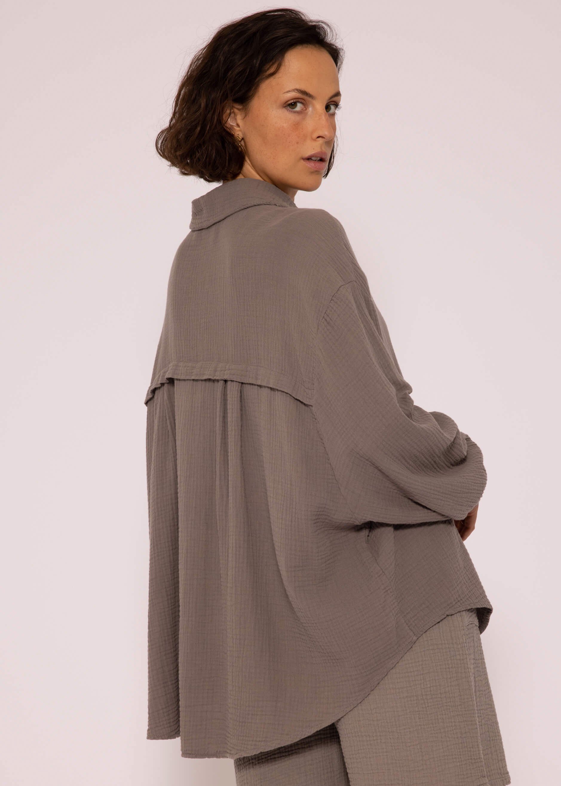 SASSYCLASSY Longbluse Oversize Musselin Bluse Damen Langarm Hemdbluse lang aus Baumwolle mit V-Ausschnitt, One Size (Gr. 36-48)