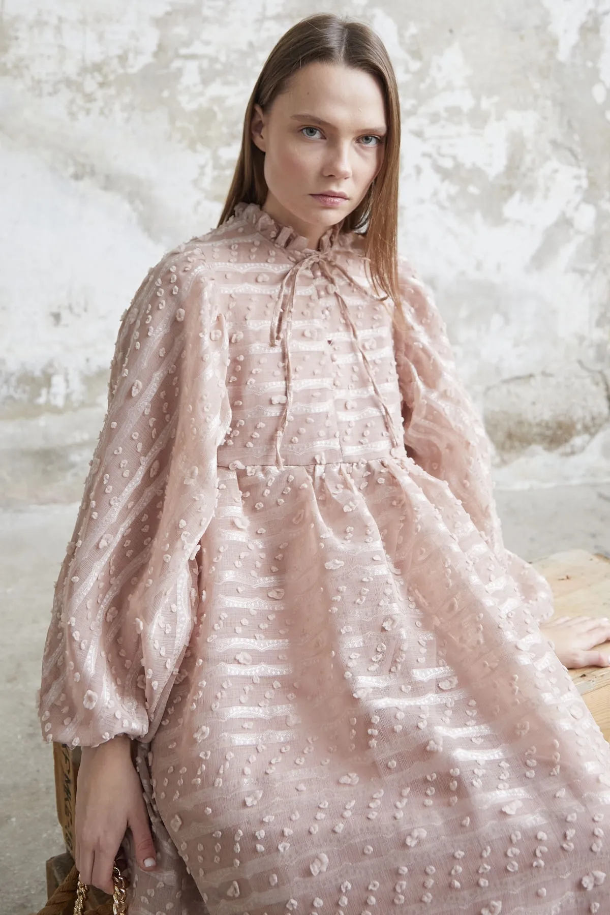 InStyle  Kleid mit Bindekragen und Ballonärmeln – Dried Rose