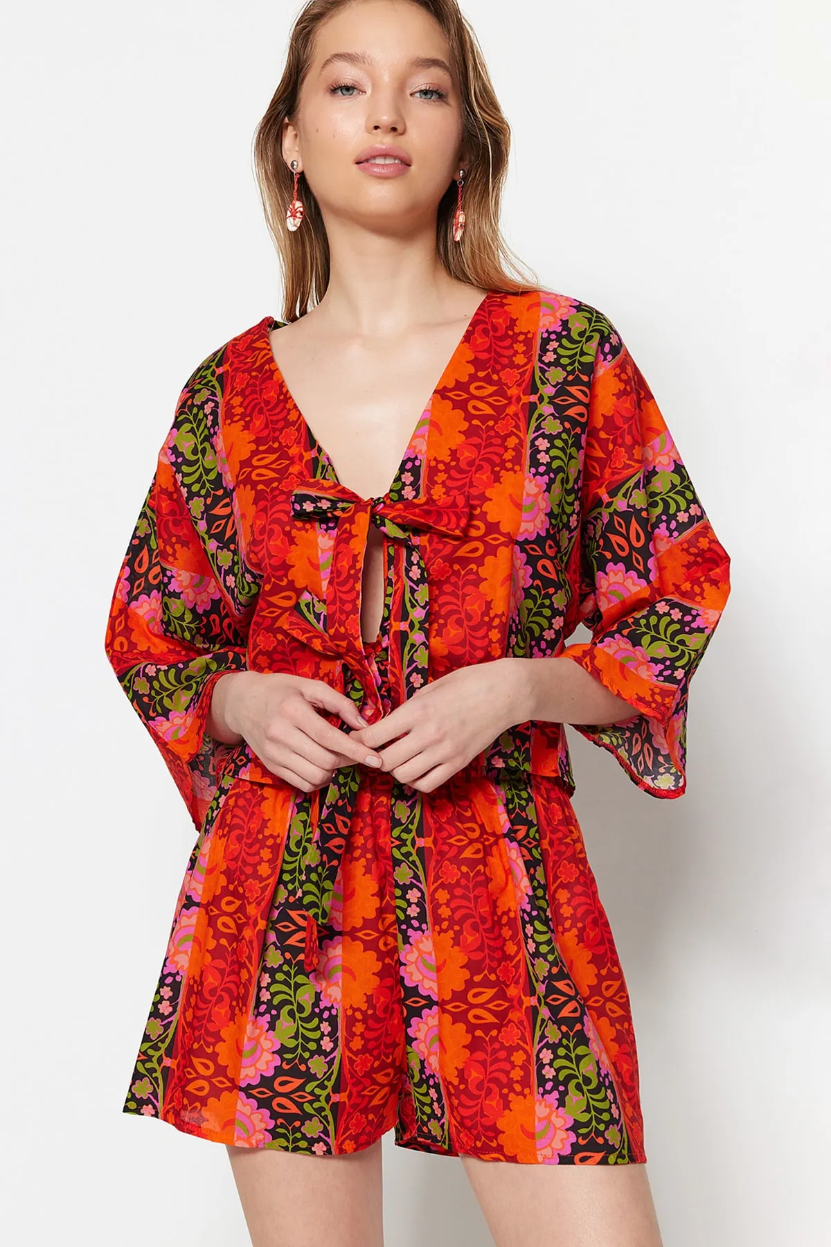 Trendyol Collection  Gewebtes, geblümtes Set aus Bluse und Shorts aus 100 % Baumwolle mit Blumenmuster TBESS22AU0086