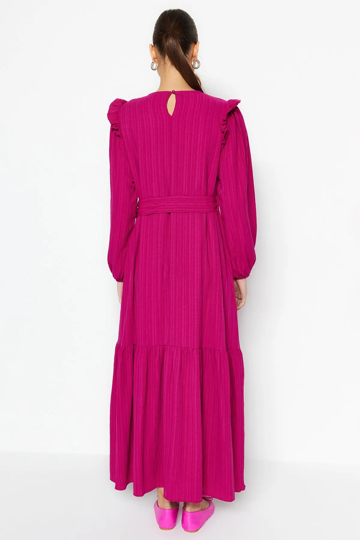 Trendyol Modest  Fuchsiafarbenes Kleid aus Viskose-Mischgewebe mit Schultergurt, Rüschenrock und Volantfutter TCTSS23EB00290