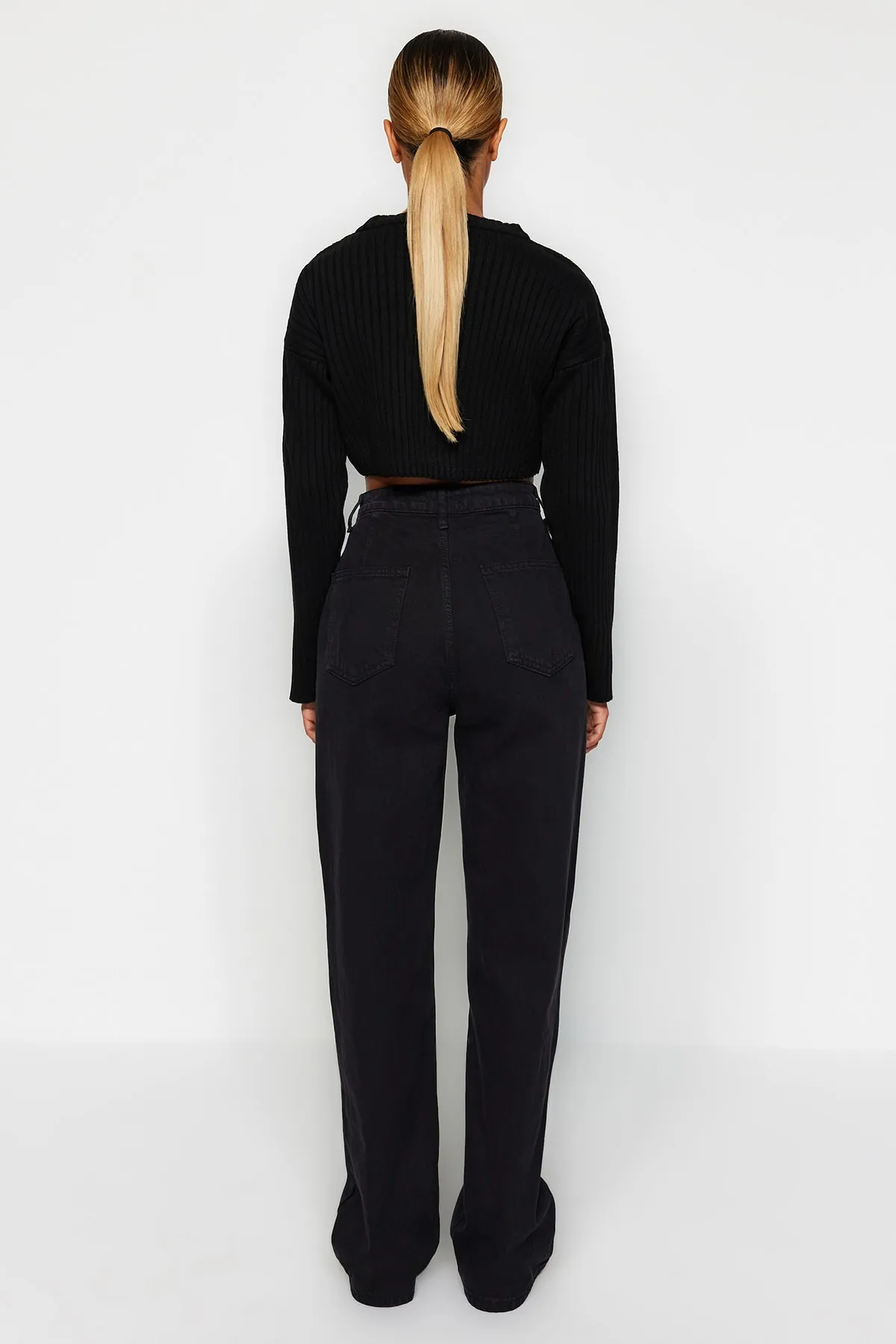 Trendyol Collection  Schwarze Jeans mit hoher Taille und weitem Bein und Taschendetail TWOAW22JE0595