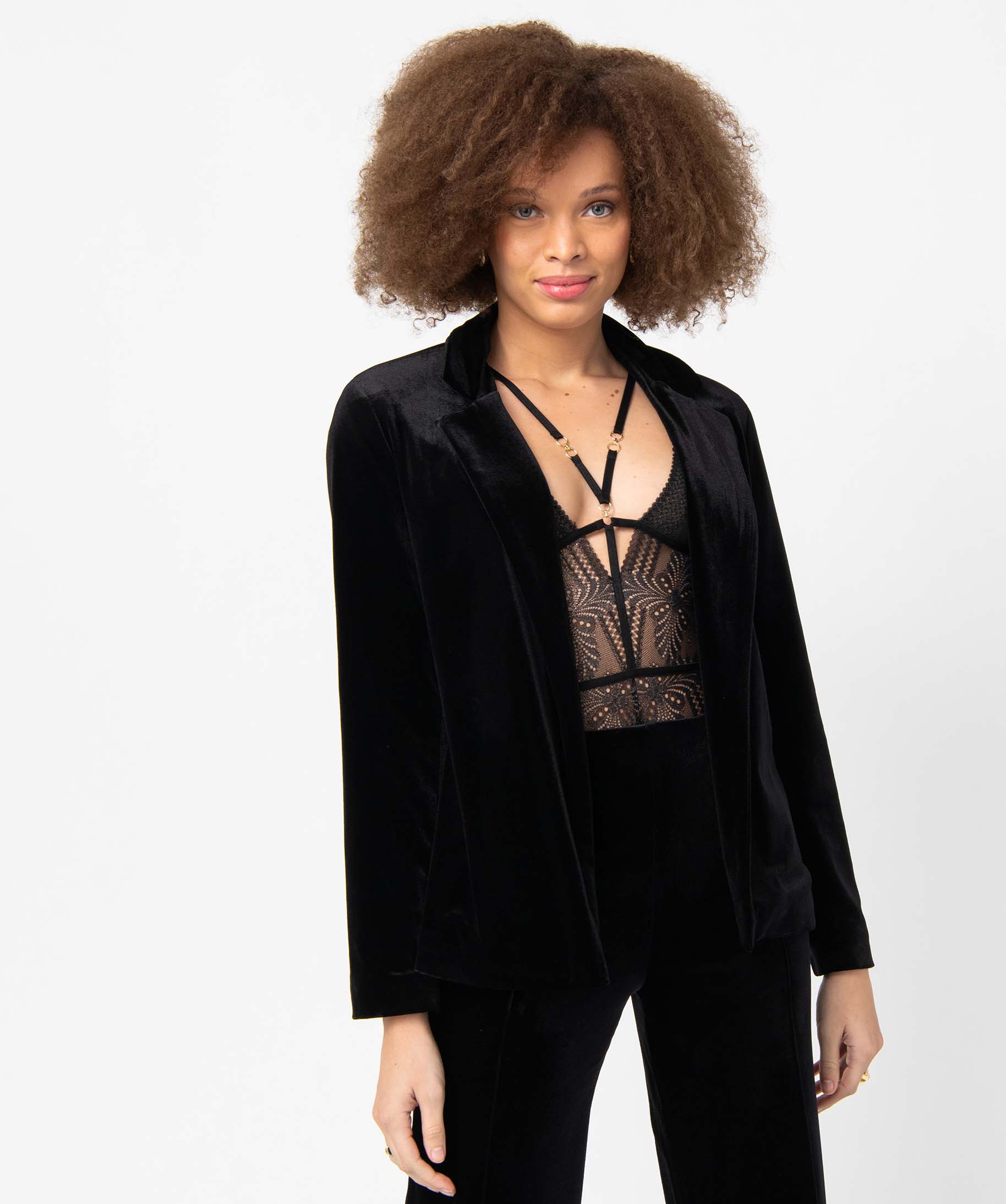 Blazer femme en velours porté ouvert noir | GEMO