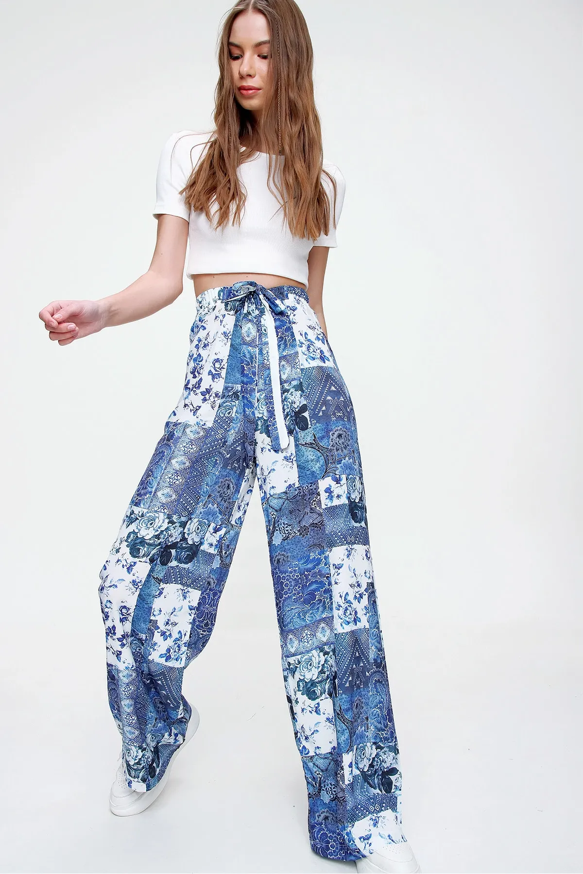 Trend Alaçatı Stili  Blau gemusterte Damenhose mit entspanntem Schnitt ALC-X6016
